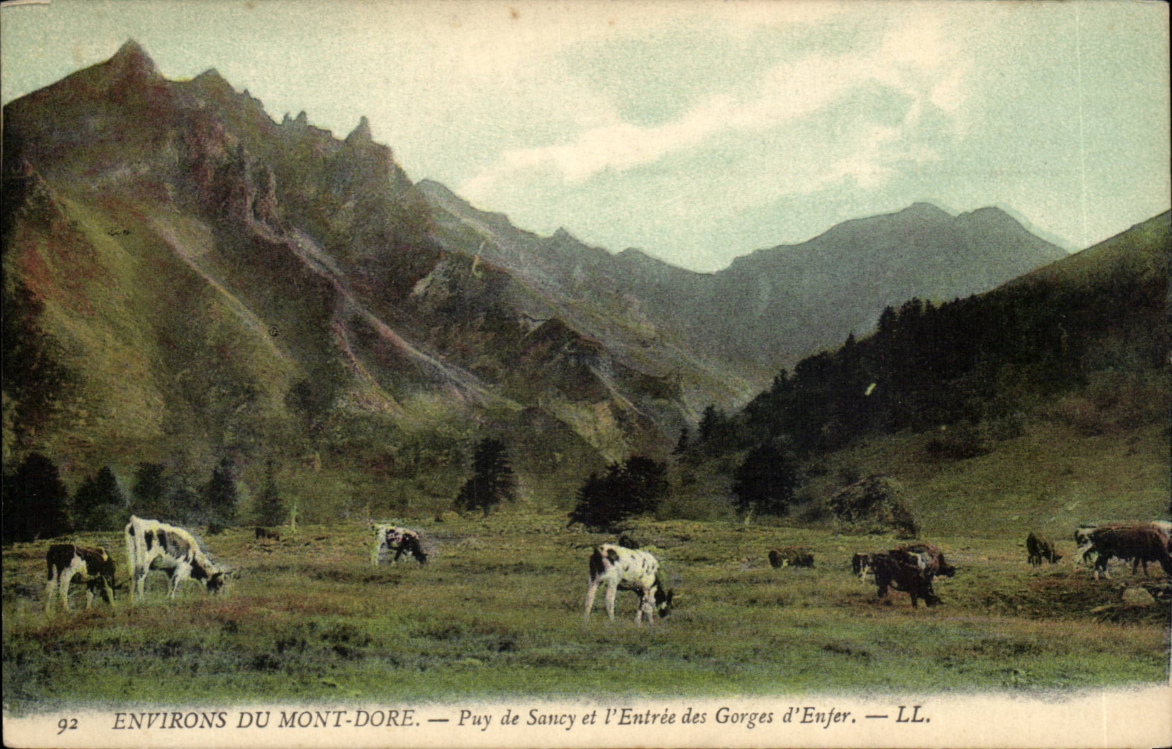 CPA Environs of the Mount Gilds Puy de Sancy and Entering throats of hell (cows)