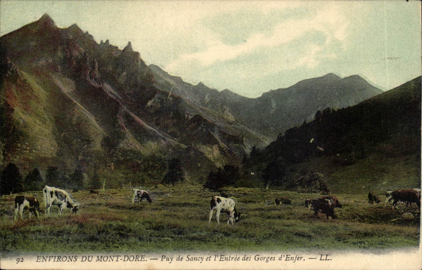 CPA Environs of the Mount Gilds Puy de Sancy and Entering throats of hell (cows)