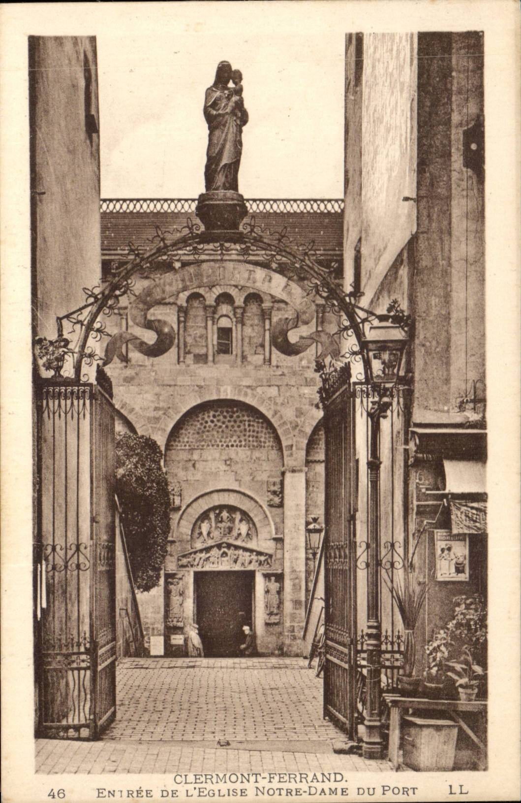 CPA Clermont Ferrand Entrance of the church Our lady of the port