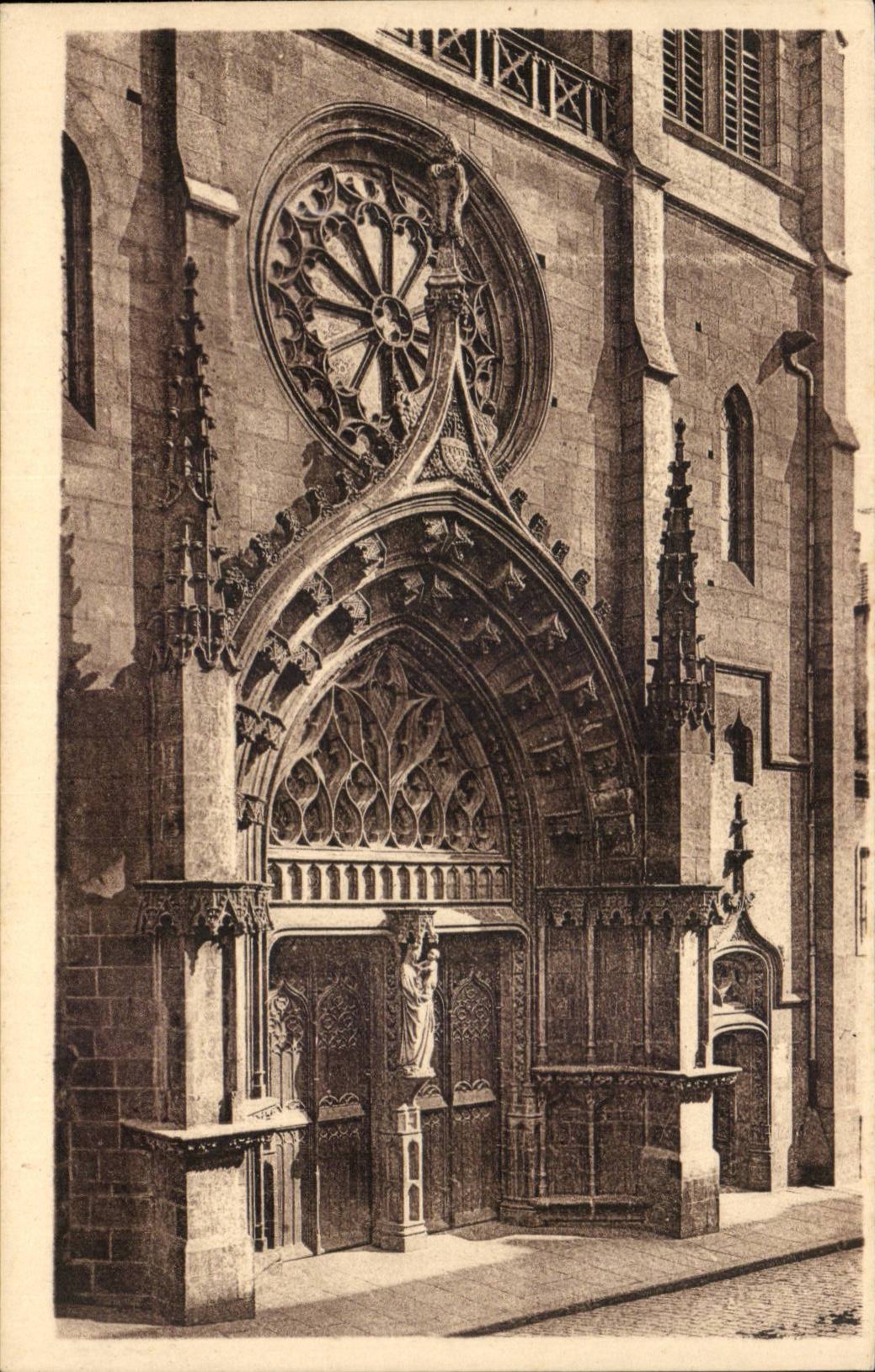 CPA Riom l'eglise du Marthumet Portail