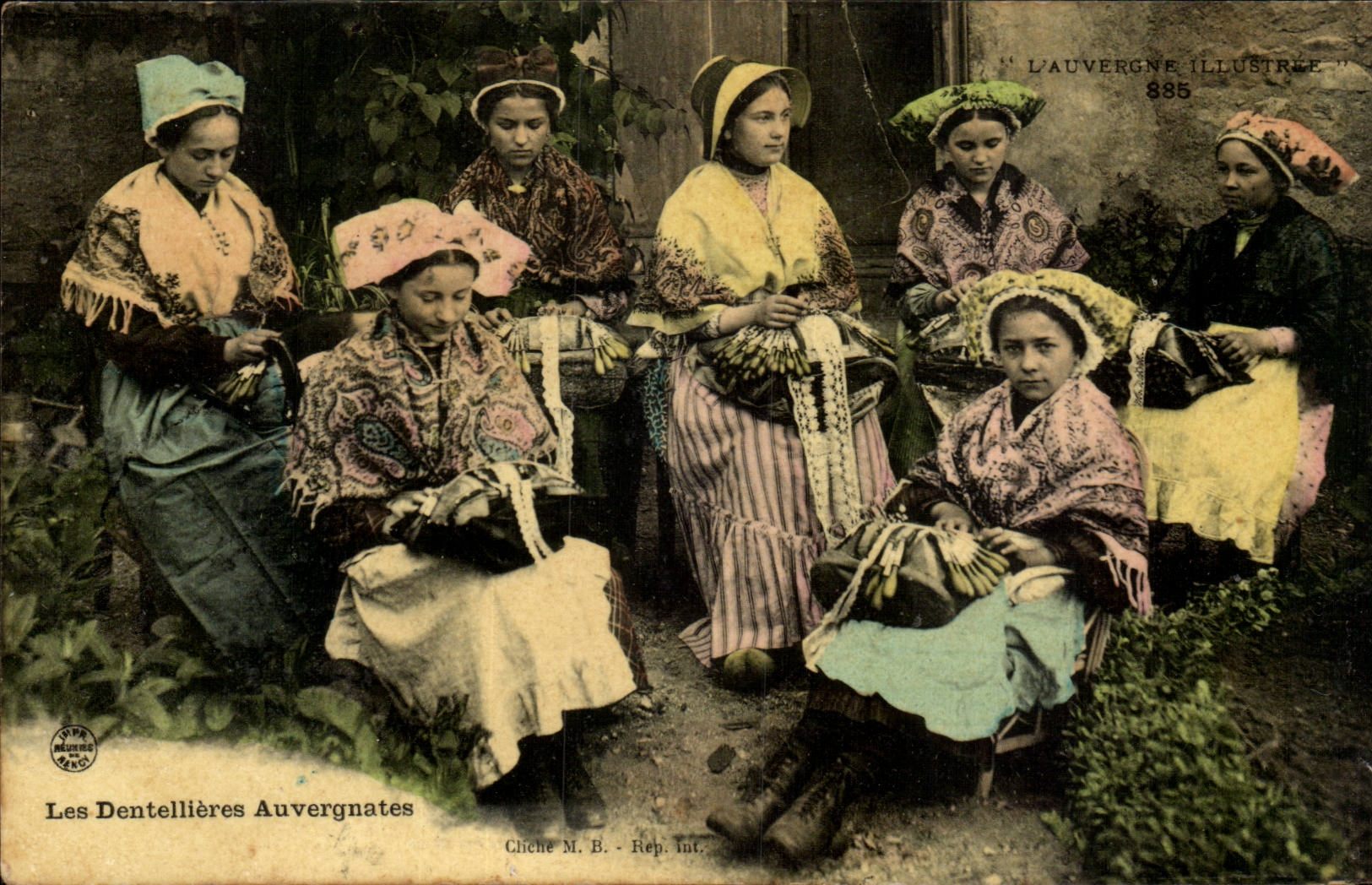CPA Auvergne the lacemakers (folklore costume) TOP