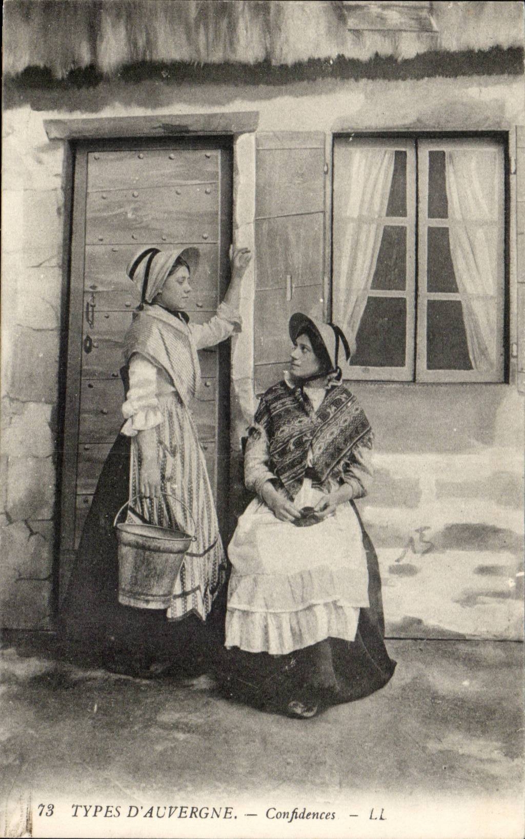 Standard CPA of Auvergne Confidences (folklore costume)