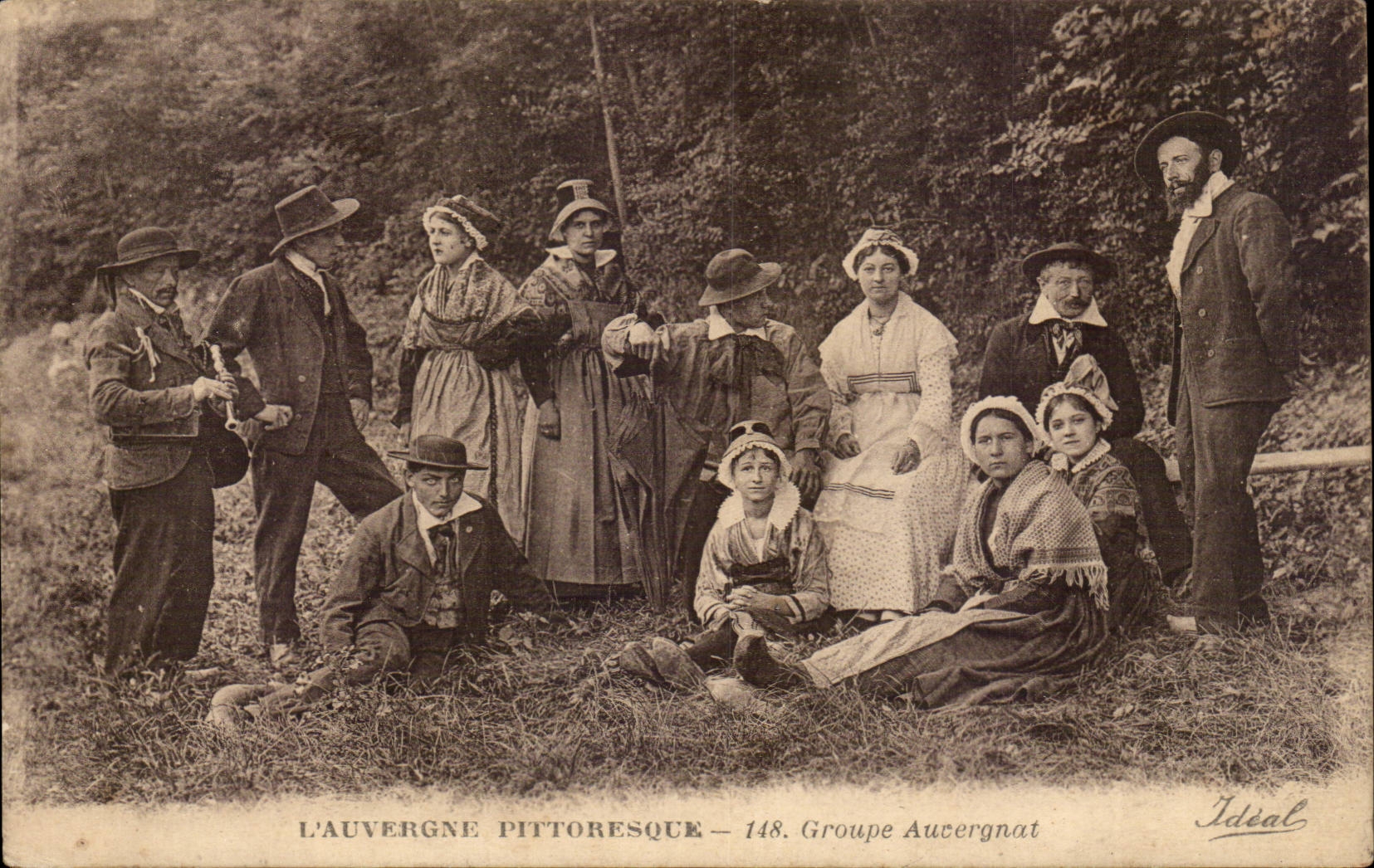 CPA Auvergne Groups Auvergnat (folklore costume)
