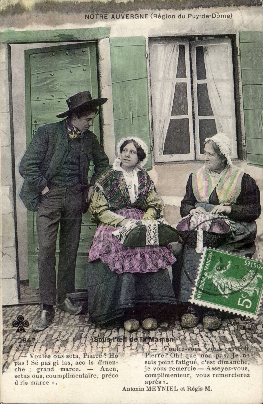 CPA Auvergne Under the eye of mom (folklore costume)