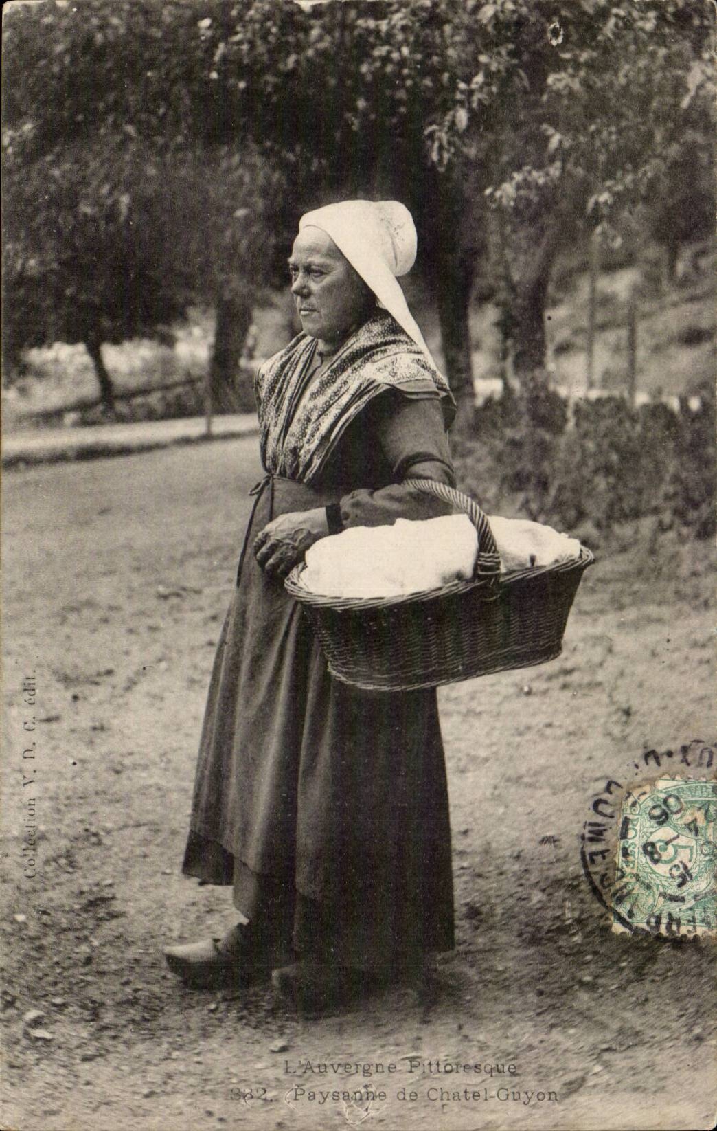 CPA Peasant Auvergne of Chatel Guyon (folklore costume)