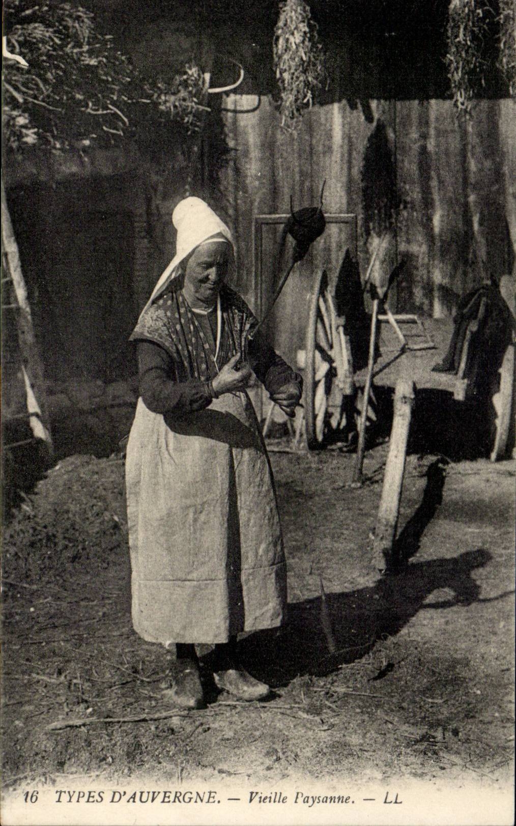 CPA peasant Old Auvergne (folklore costume)
