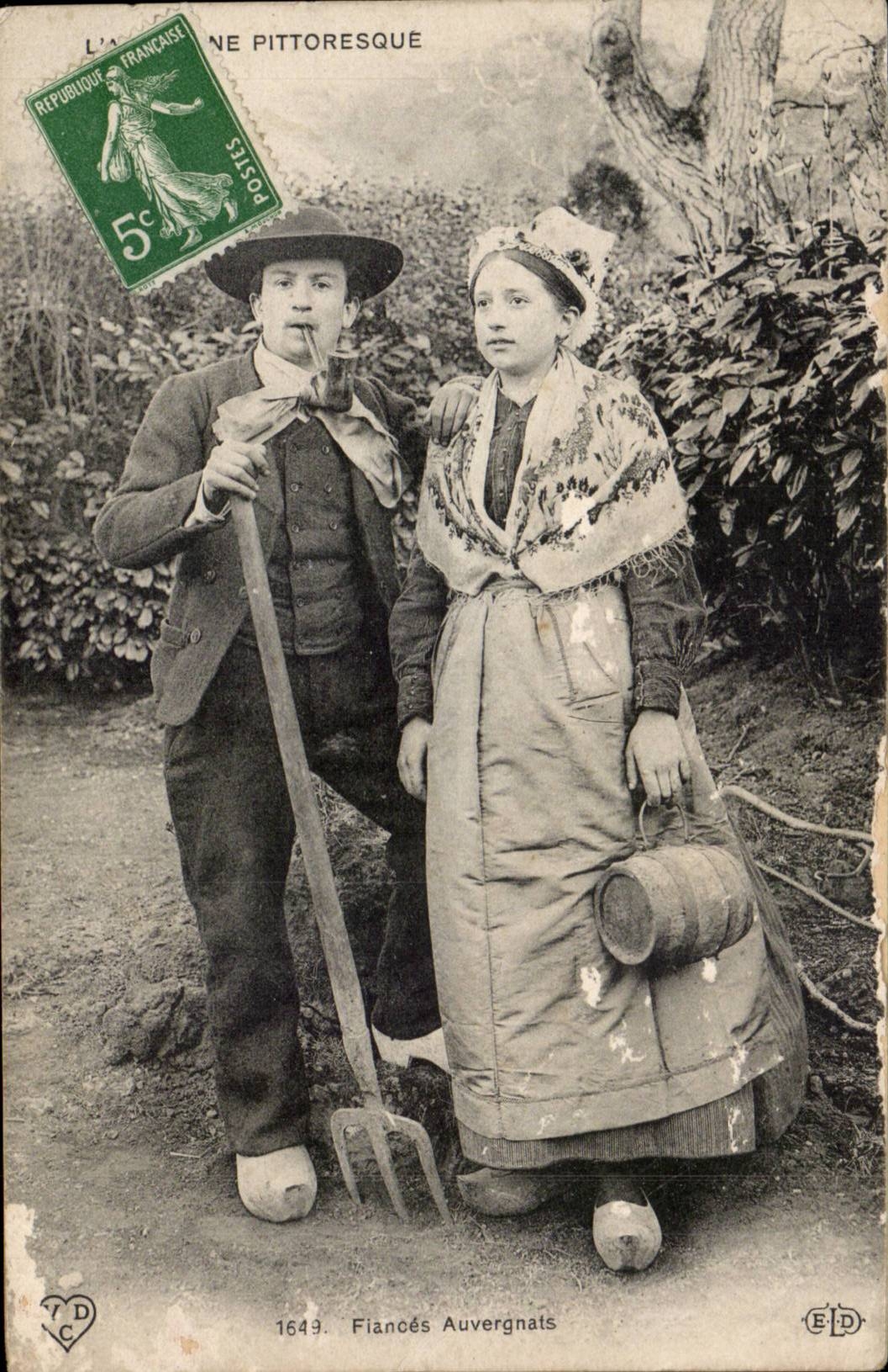 CPA Auvergne Promise in marriage Auvergnants (folklore costume)