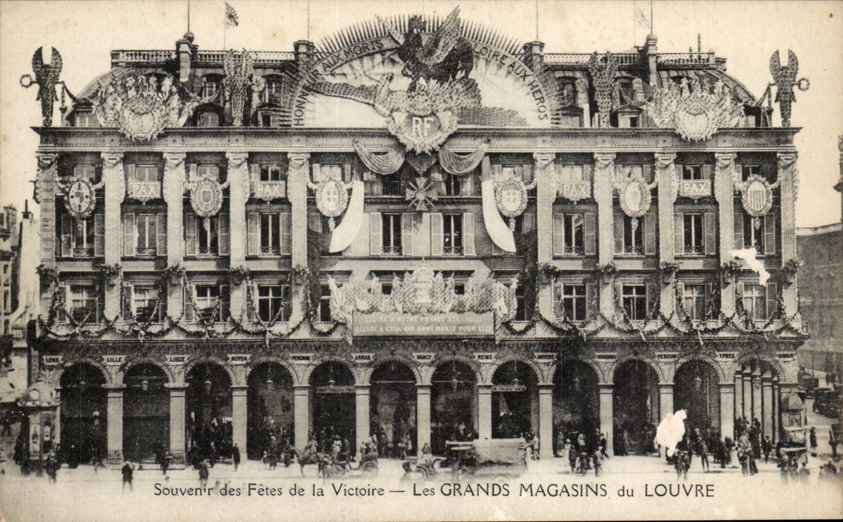 CPA Paris Souvenir des Fetes de la Victoire Les grands magasins du Louvre