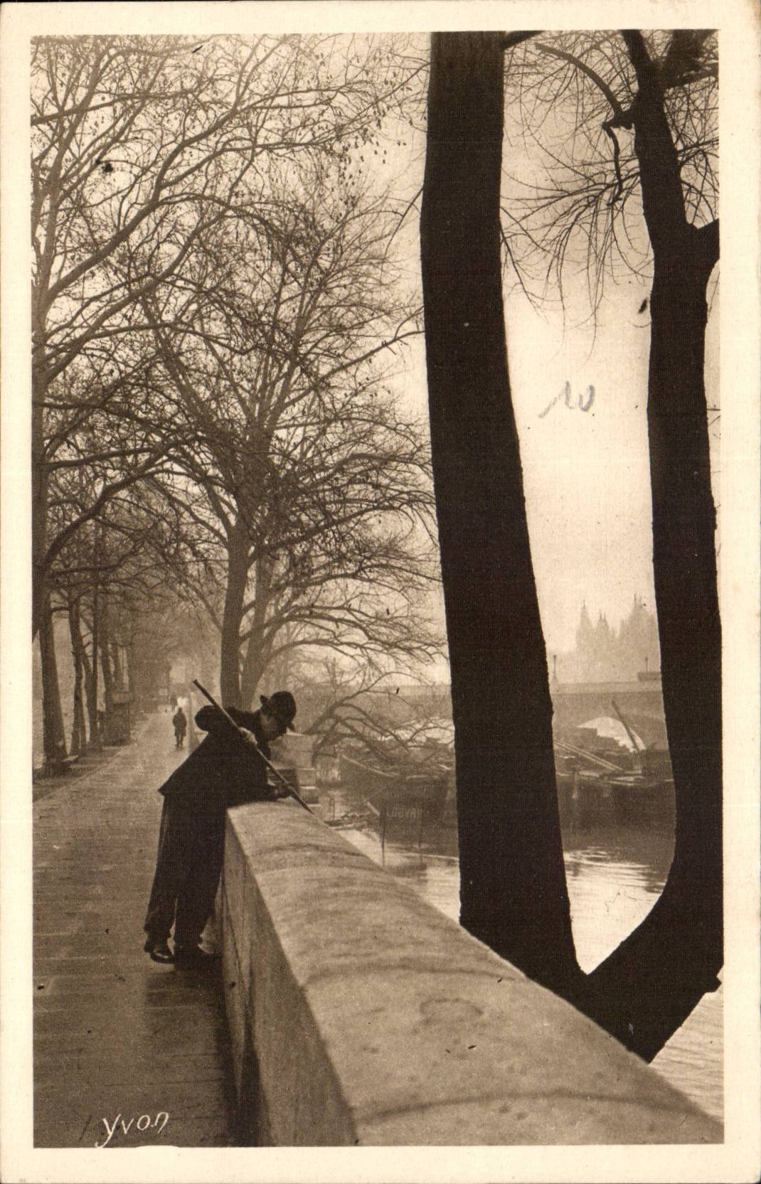 Paris - 1 - Quai de Louvre - Pecheur opiniatre CPA