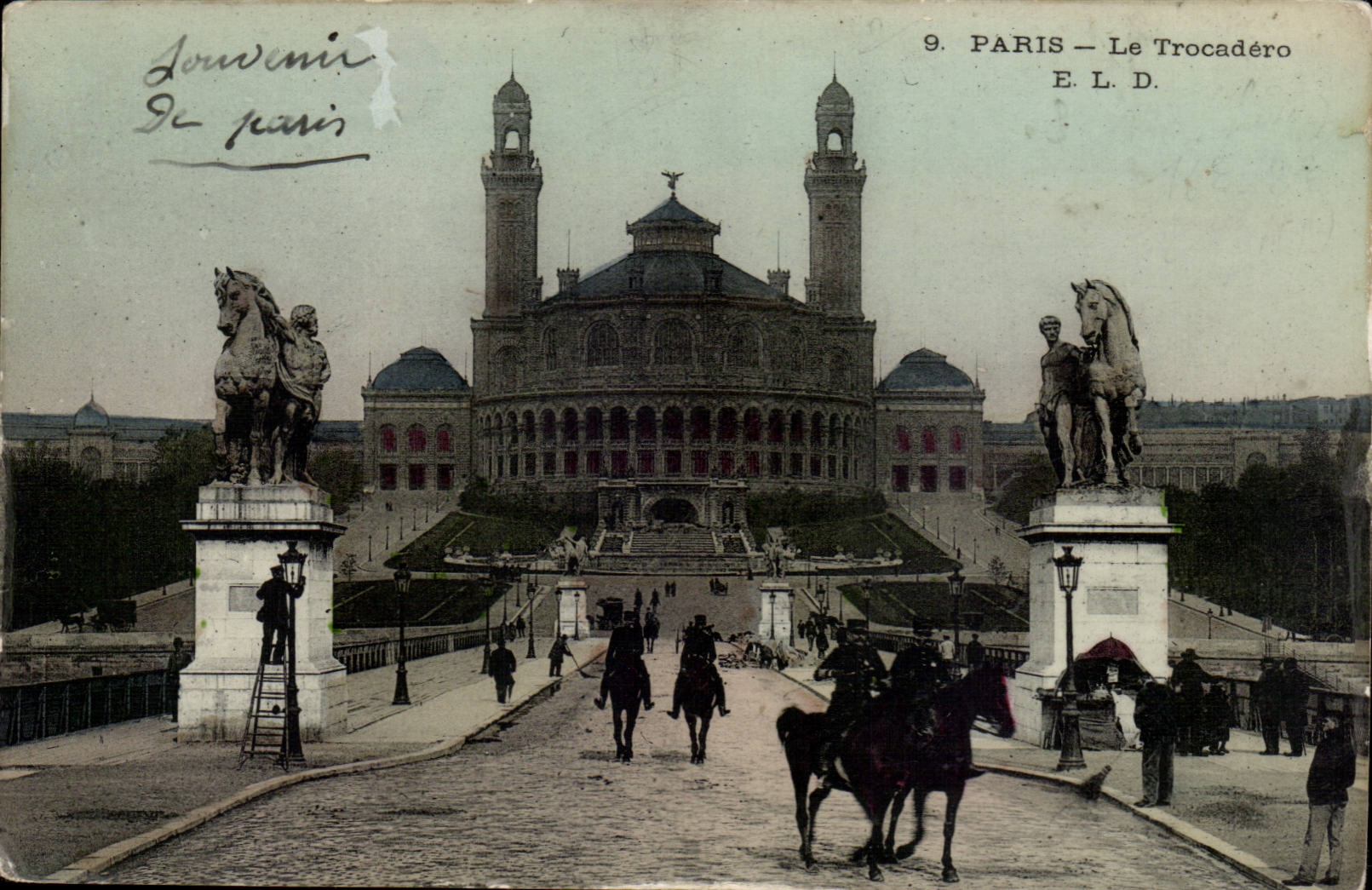 Paris 16 - La Trocadero - CPA (tres animee gendarmes policier)