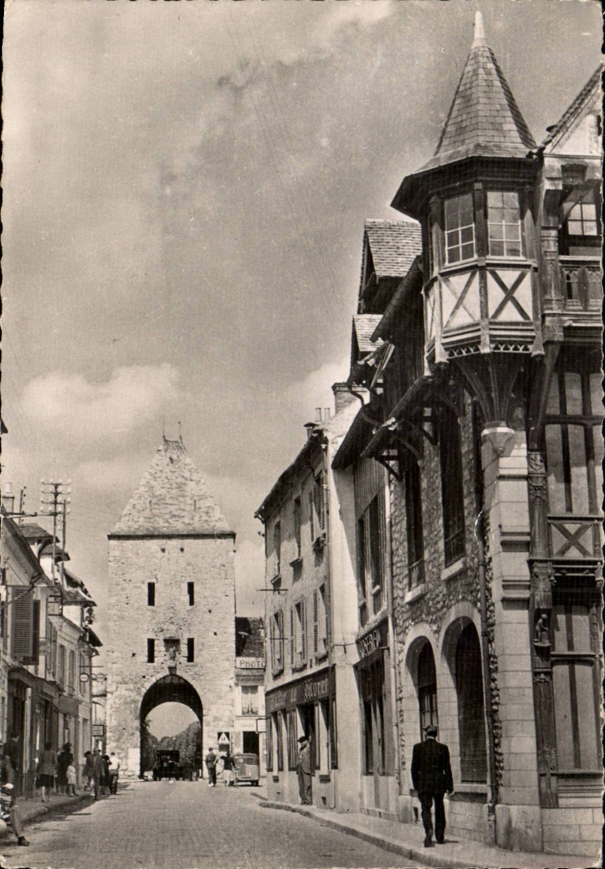 Moret sur Loing - La Grande Rue et la Porte de Samois - L'Eglise Notre Dame CPA