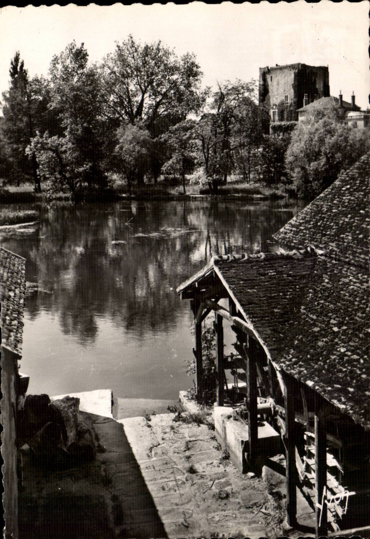 Moret sur Loing - Le Donjon vu des vieux moulins CPA