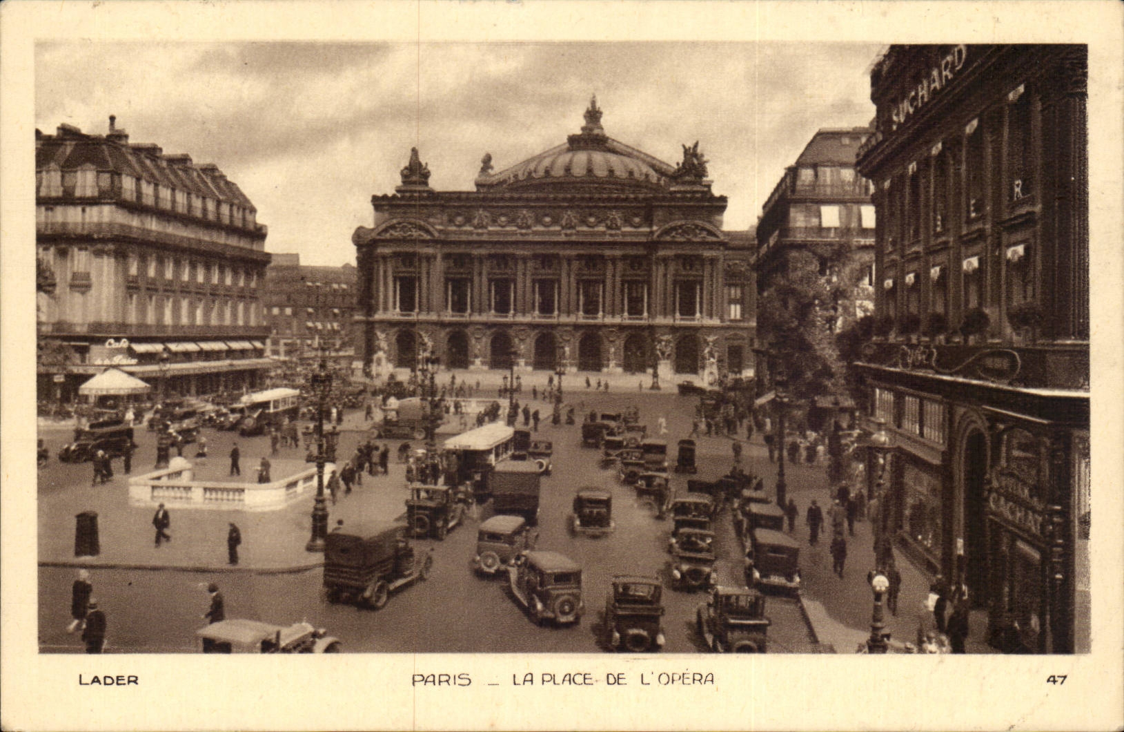Paris - 8 - the Place of the Opera - car - CPA
