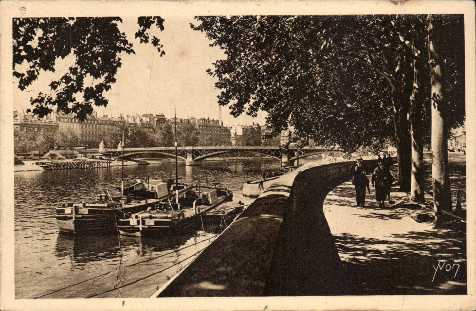 Paris CPA Bords de la SEine au quai du Louvre 