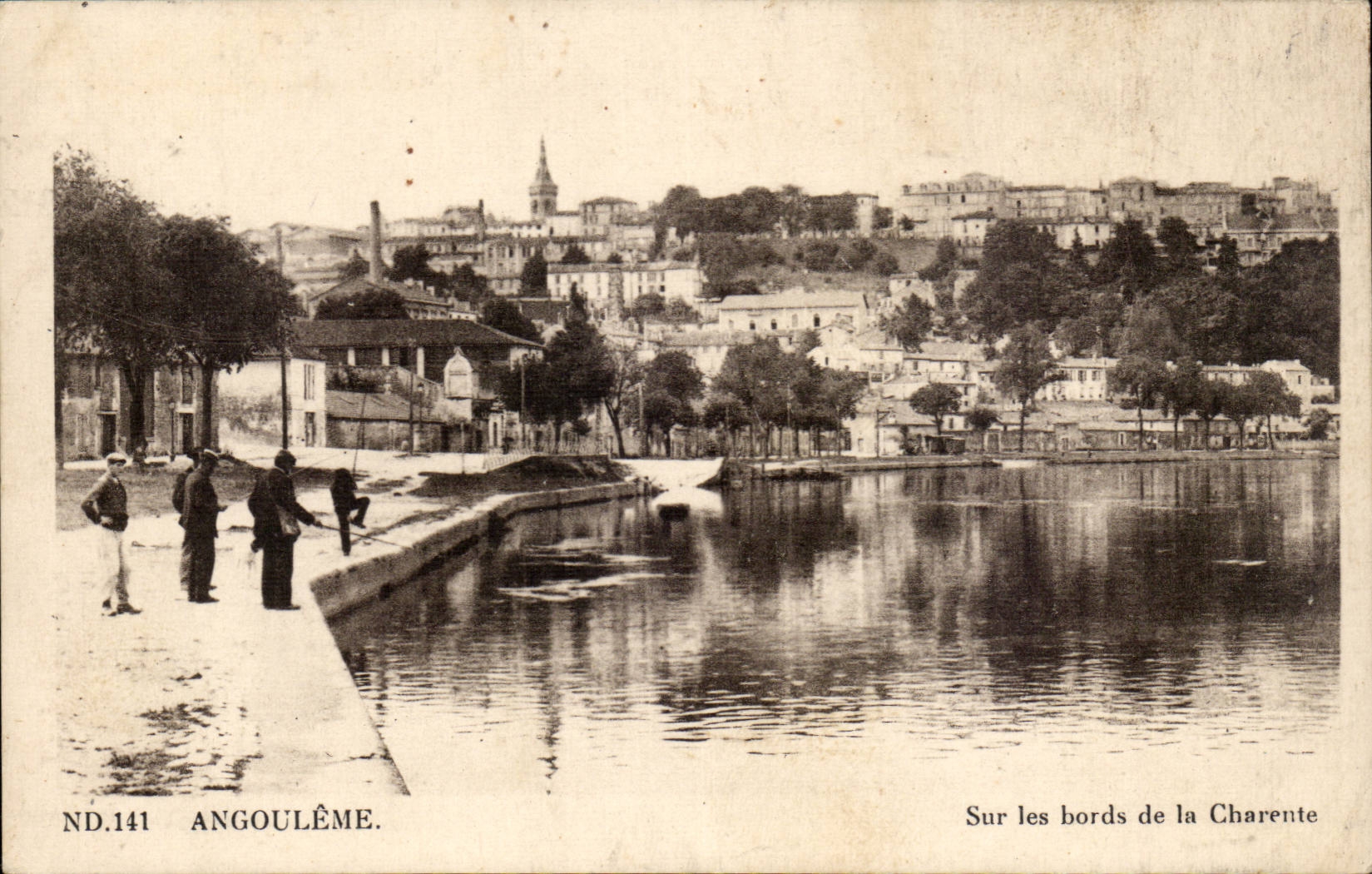Angouleme cPA Sur les bords de la Charente