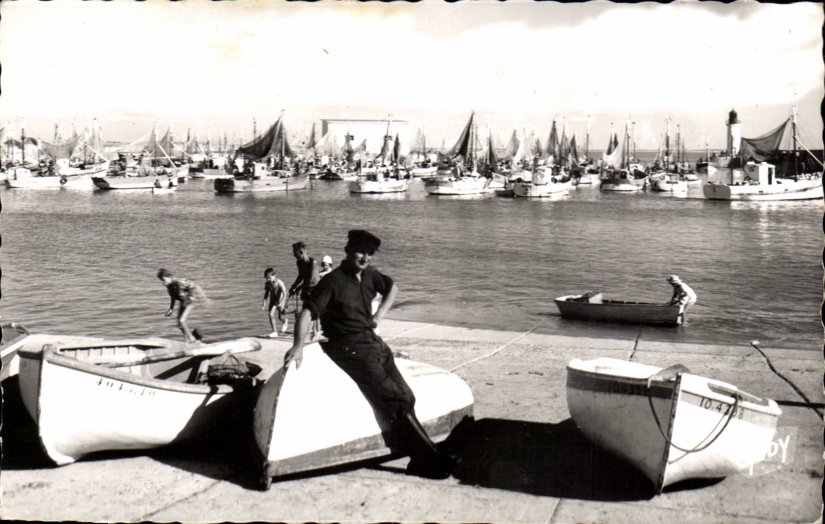Island of Oleron - Cotiniere - the Port - Sailor with the return of Fishing - CPA