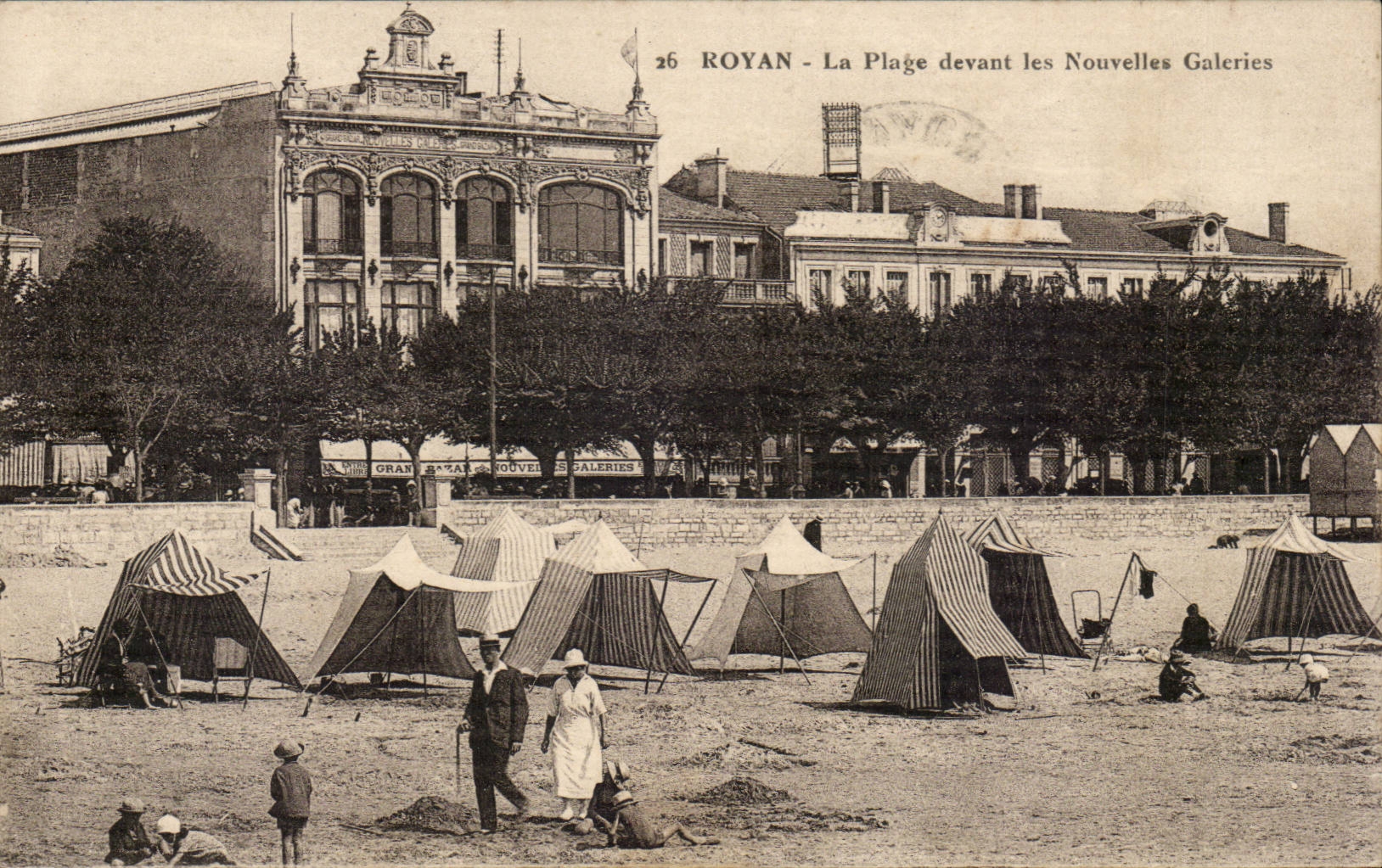Royan - der Strand vor den neuen Galerien - CPA