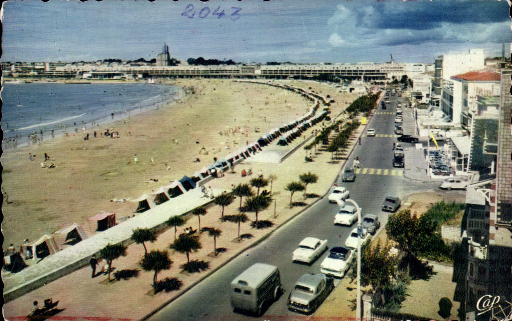 Royan - in Betracht des allgemeinen Fanges des Familien-Hotels - CPA