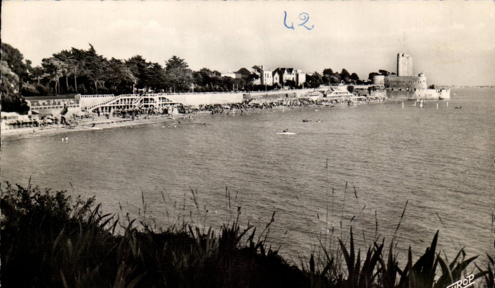 Fouras - the beach ensemble and the Semaphore - CPA