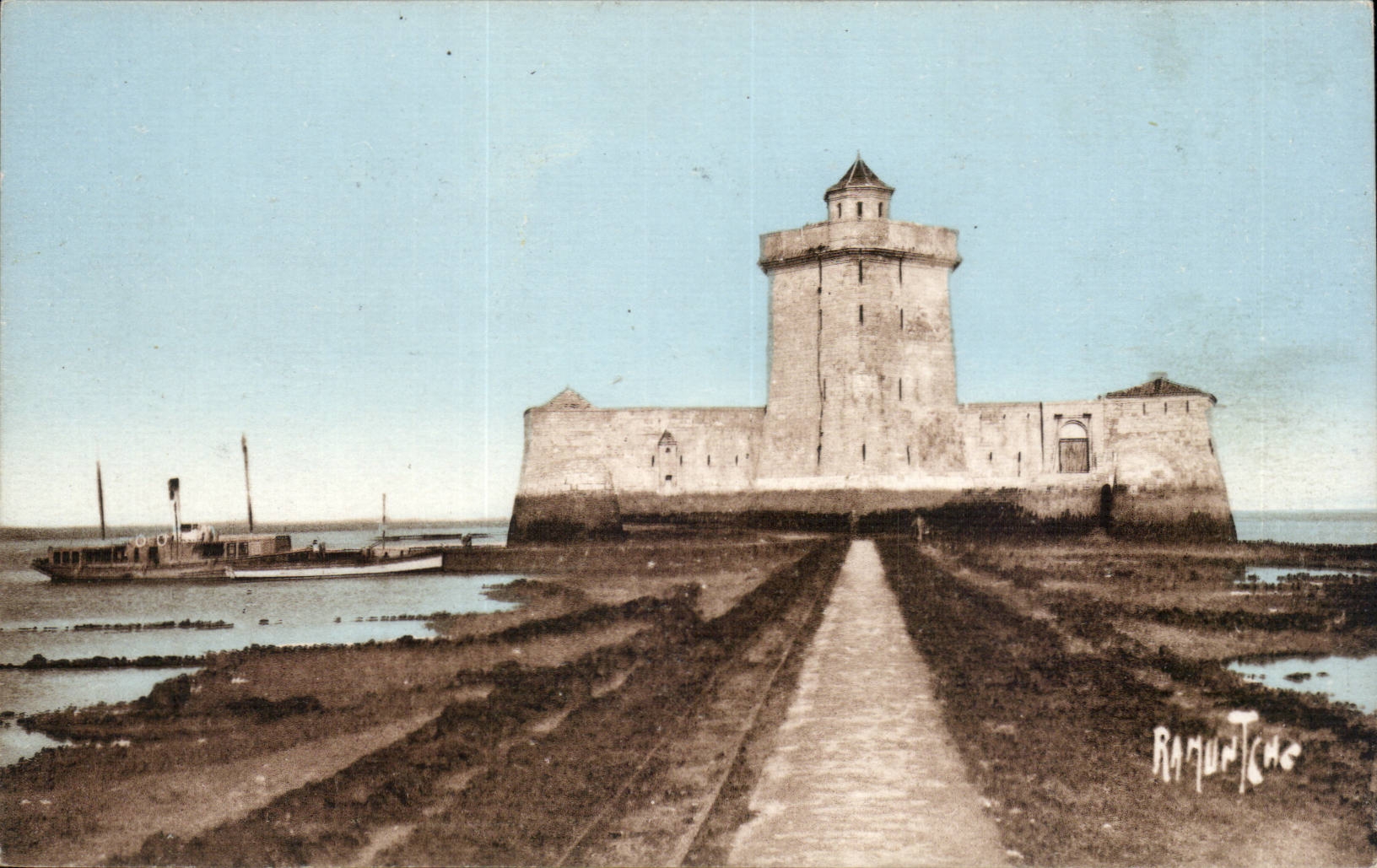 Fort Louvois CPA has low tide the loading of the passengers for the island of oleron is done at the edge of the dam