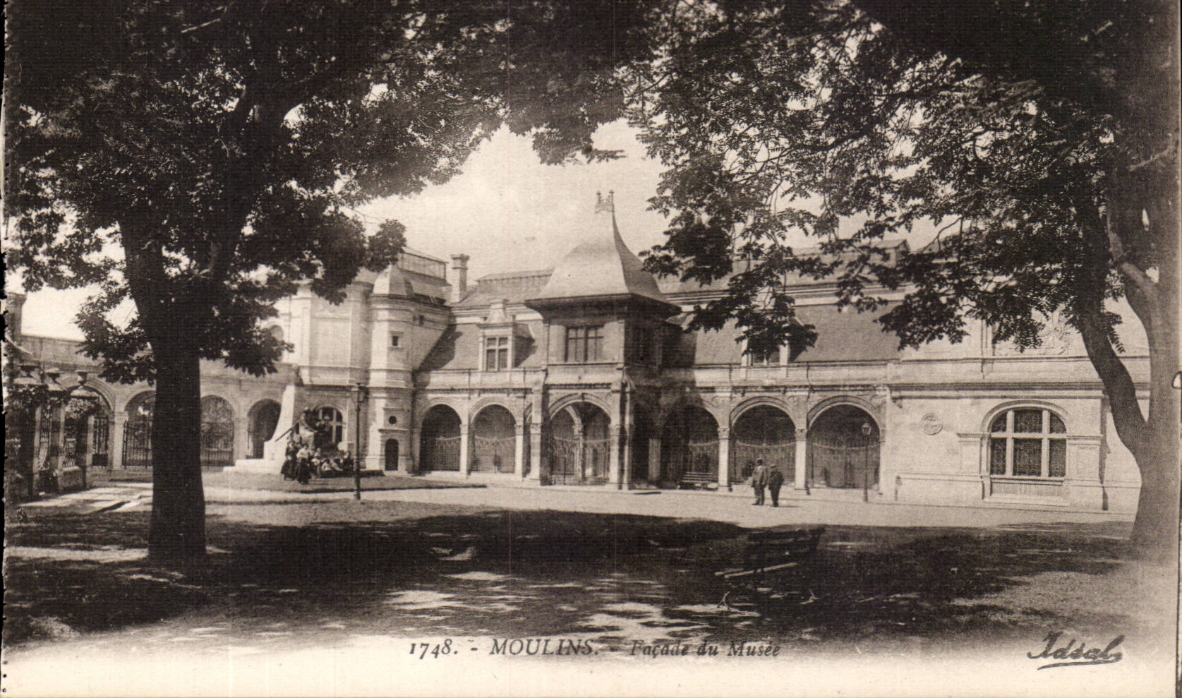 Moulins CPA Frontage of the museum