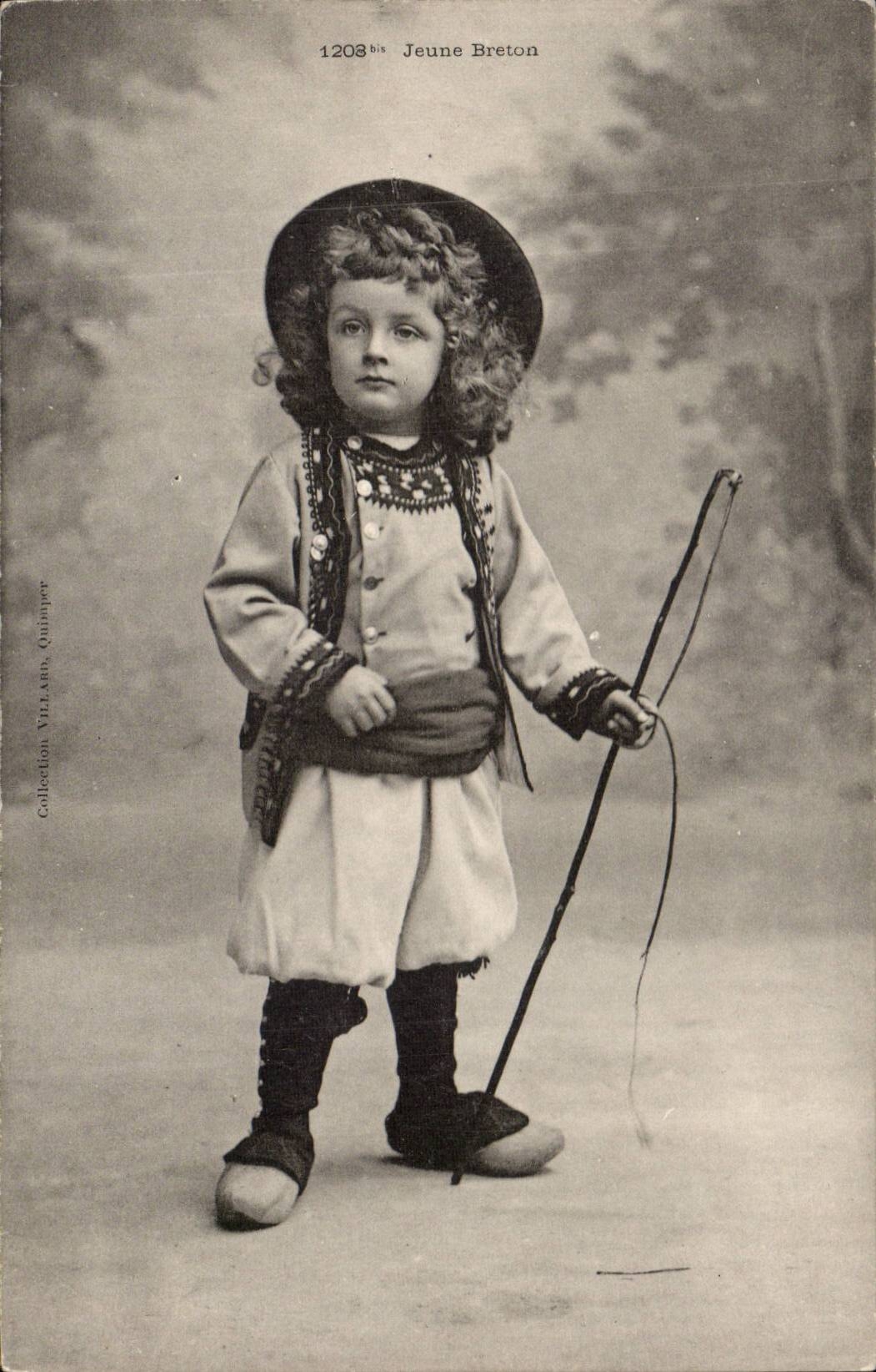 CPA Folklore costume Jeuen brton (child)