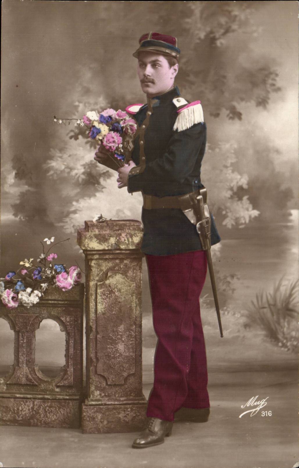 CPA Militaria Soldier Flowers