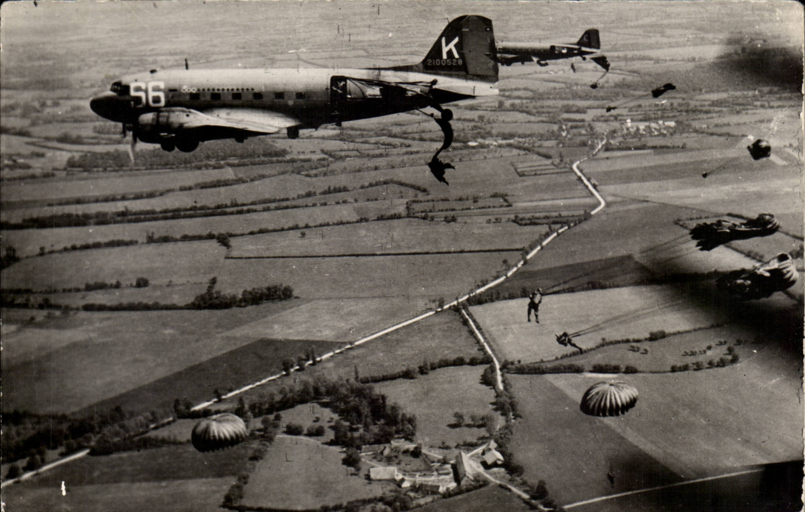 CPA PHOTO Bomber and parachutists