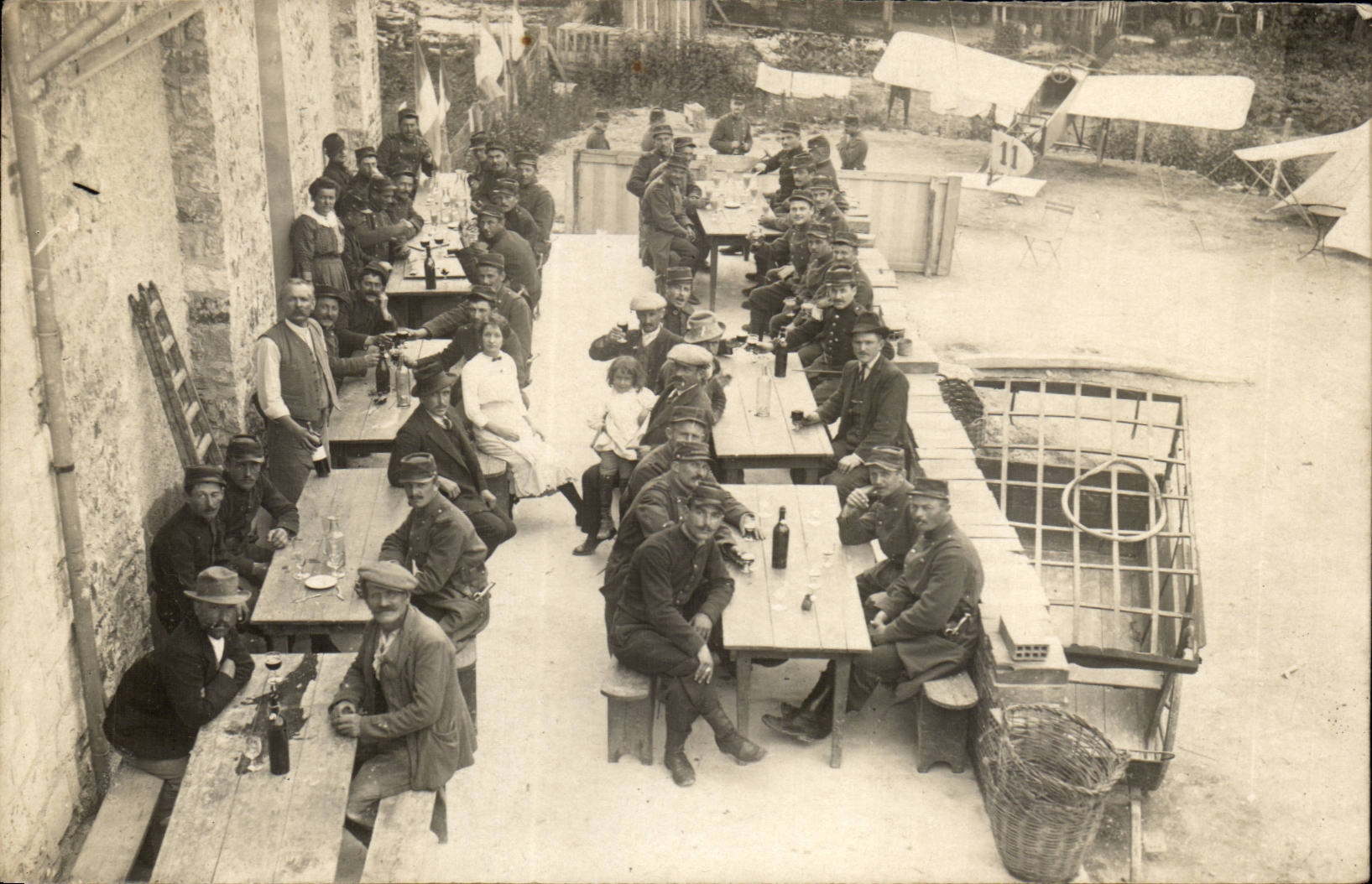 CPA Militaria Real photo Soldiers with the grub