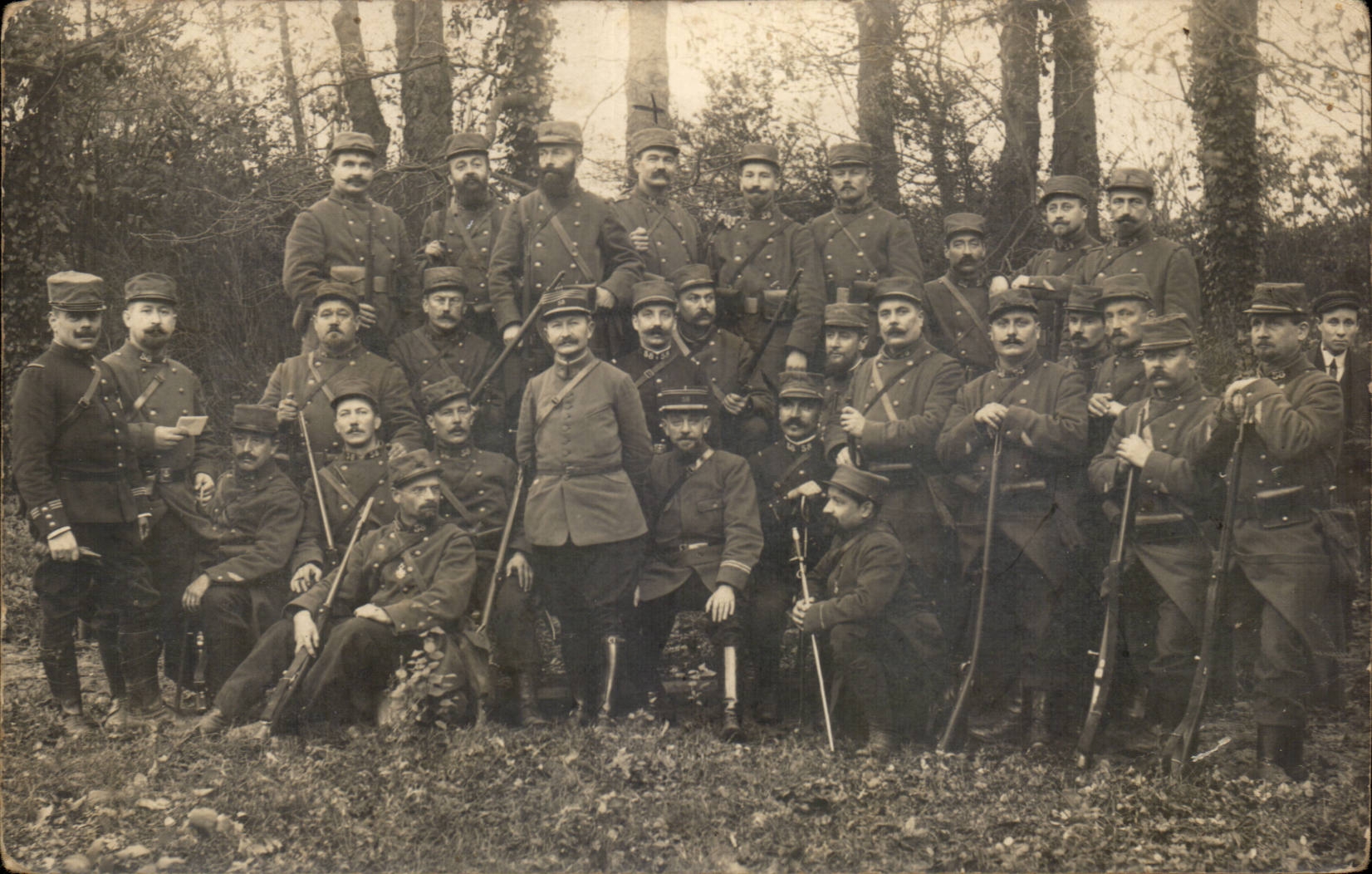 CPA Militaria Real photo Regiment soldiers