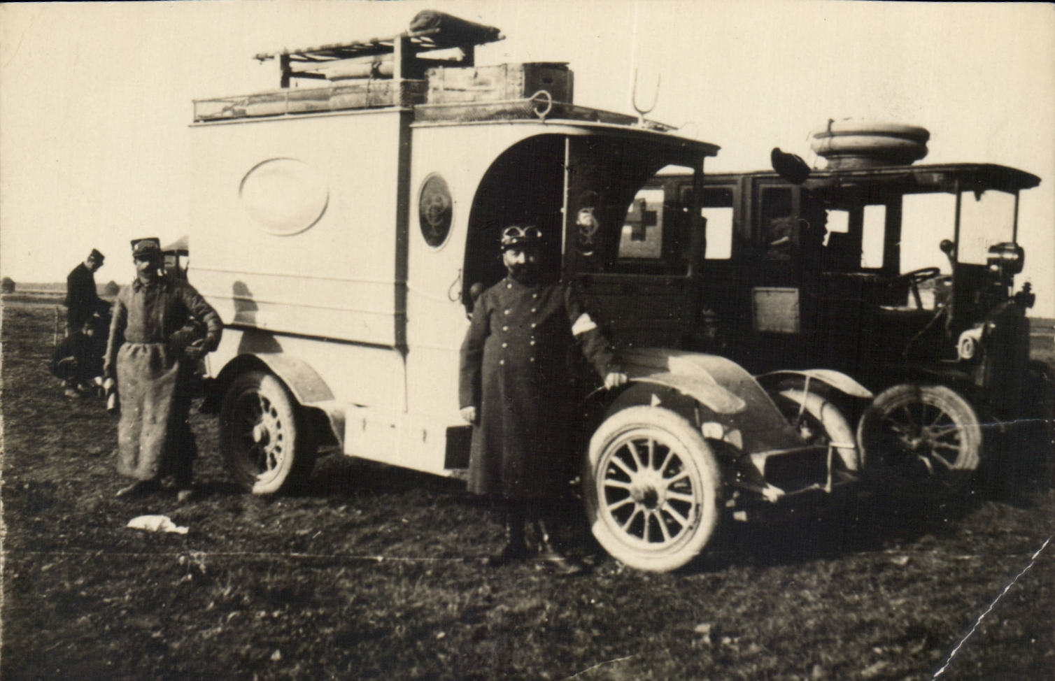 CPA Militaria Real photo Red Ambulance Cross