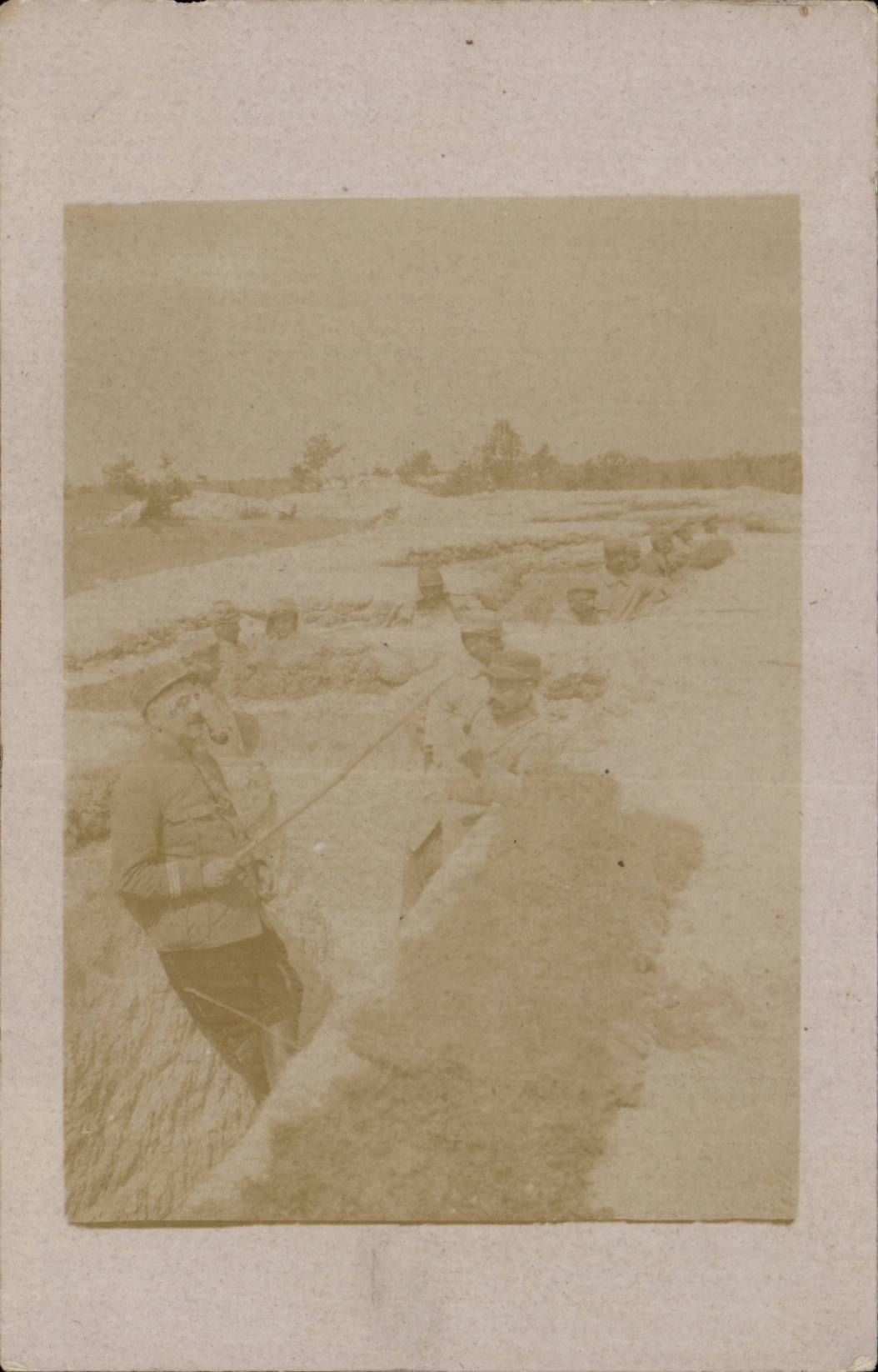 CPA Militaria Real photo Soldiers in the trenches