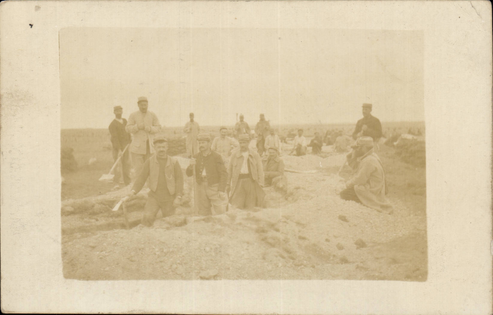 CPA Militaria Real photo Soldiers in the trenches