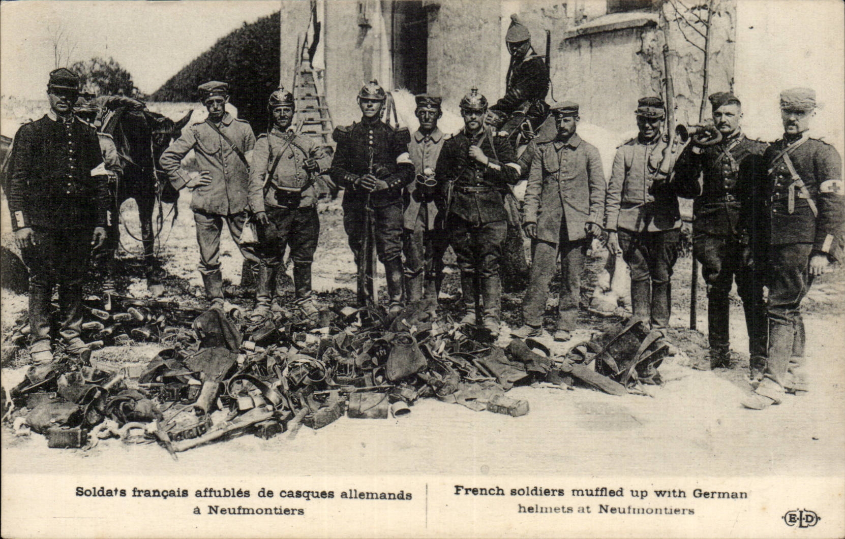 CPA Militaria Soldats French affubles of German helmets has Neufmoutiers