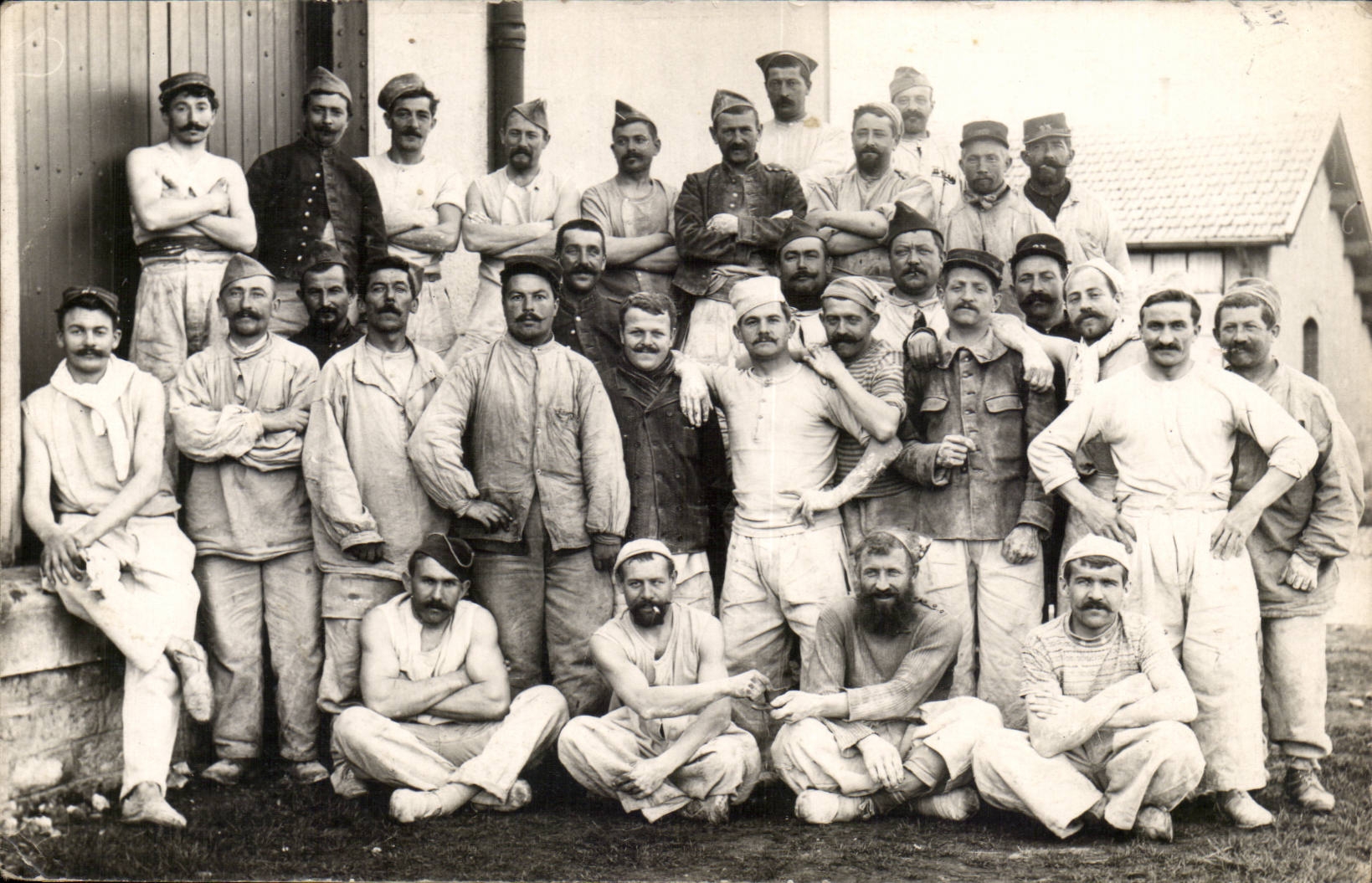 CPA Militaria Real photo Montereau Regiment