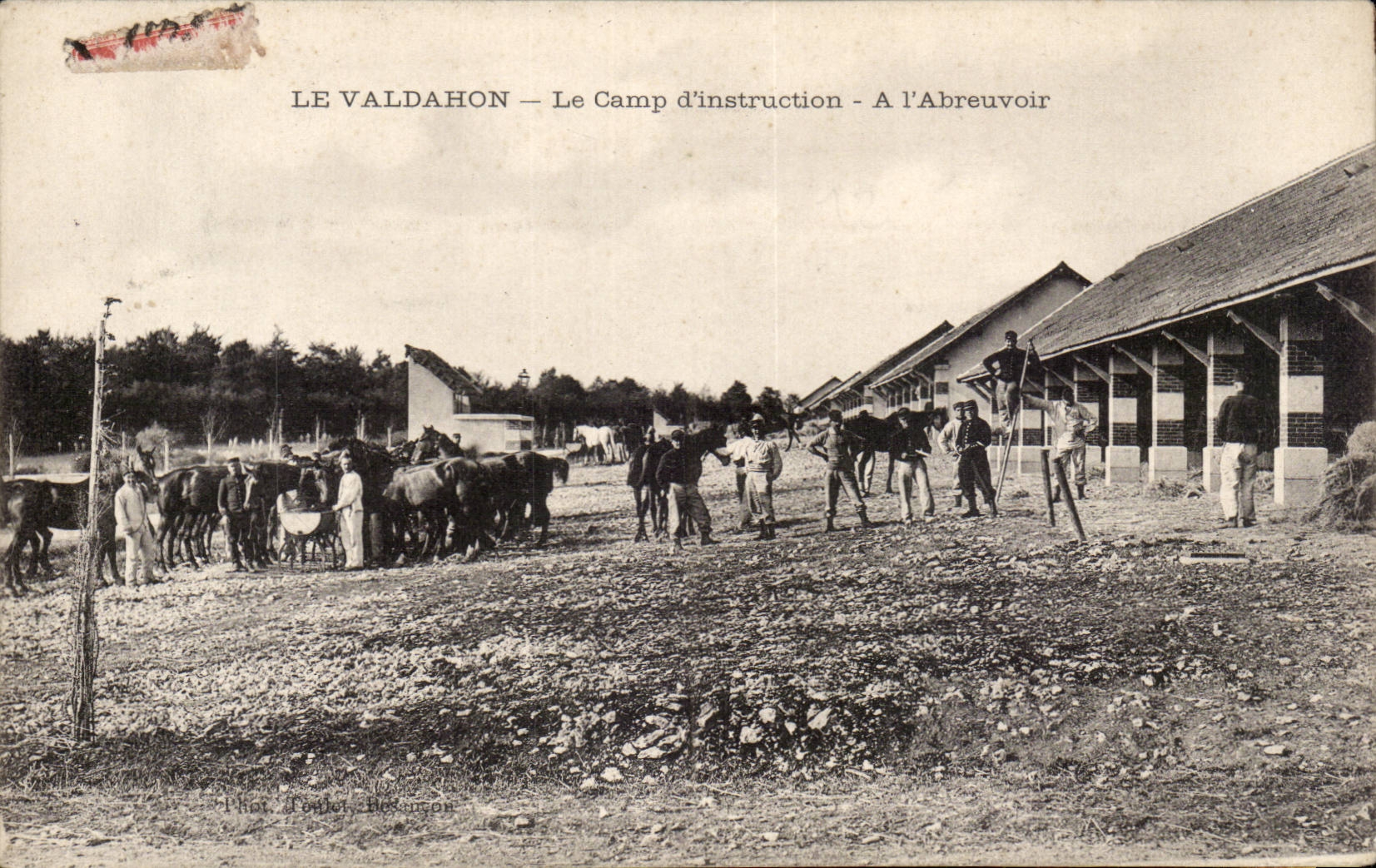 CPA Militaria Valdahon the camp of instruction to the feeding trough (horse horses)