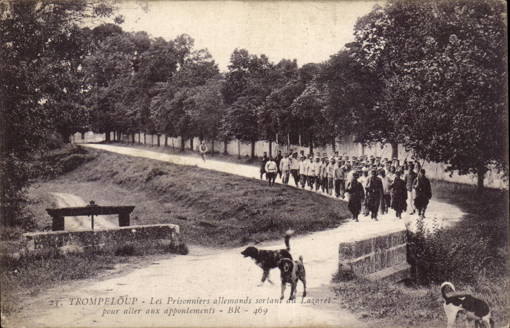 CPA Militaria TRompeloup German prisoners leaving the Lazaret to go to the wharves