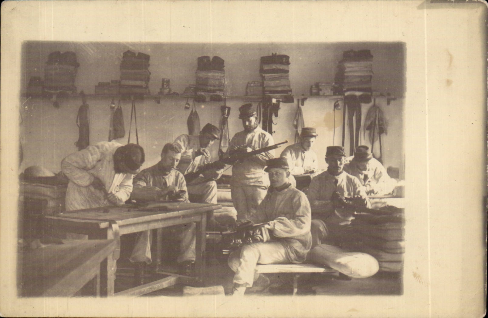 CPA Militaria Soldiers netttoyant their rifles