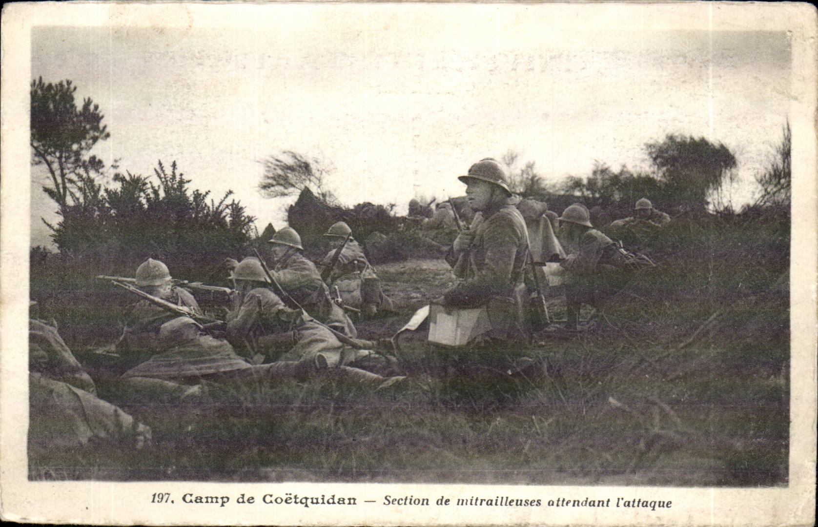 CPA Militaria Camp of Coetquidan Section of machine-guns awaiting the attack