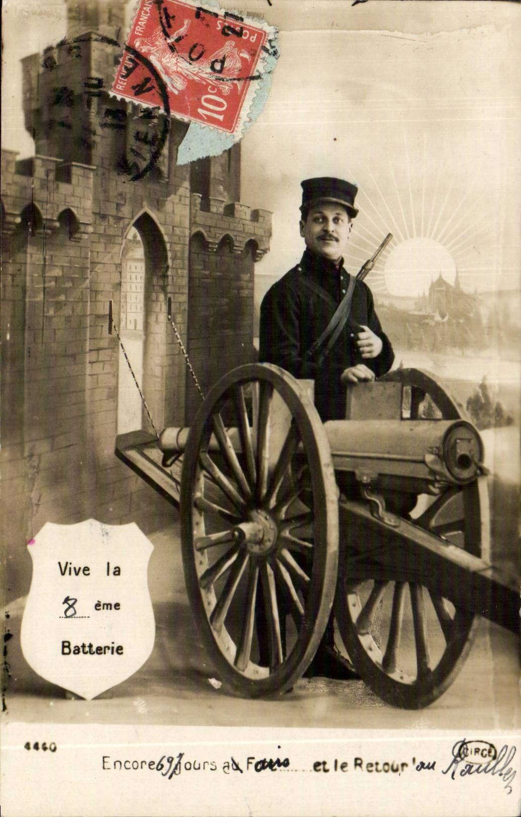 CPA Militaria Soldat Lives the 8th battery (gun)