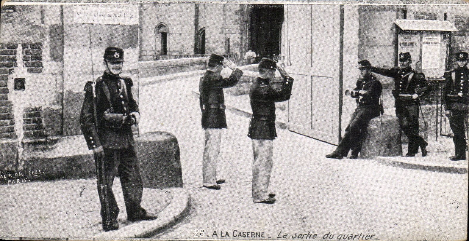 CPA Militaria With the barracks the exit of the district