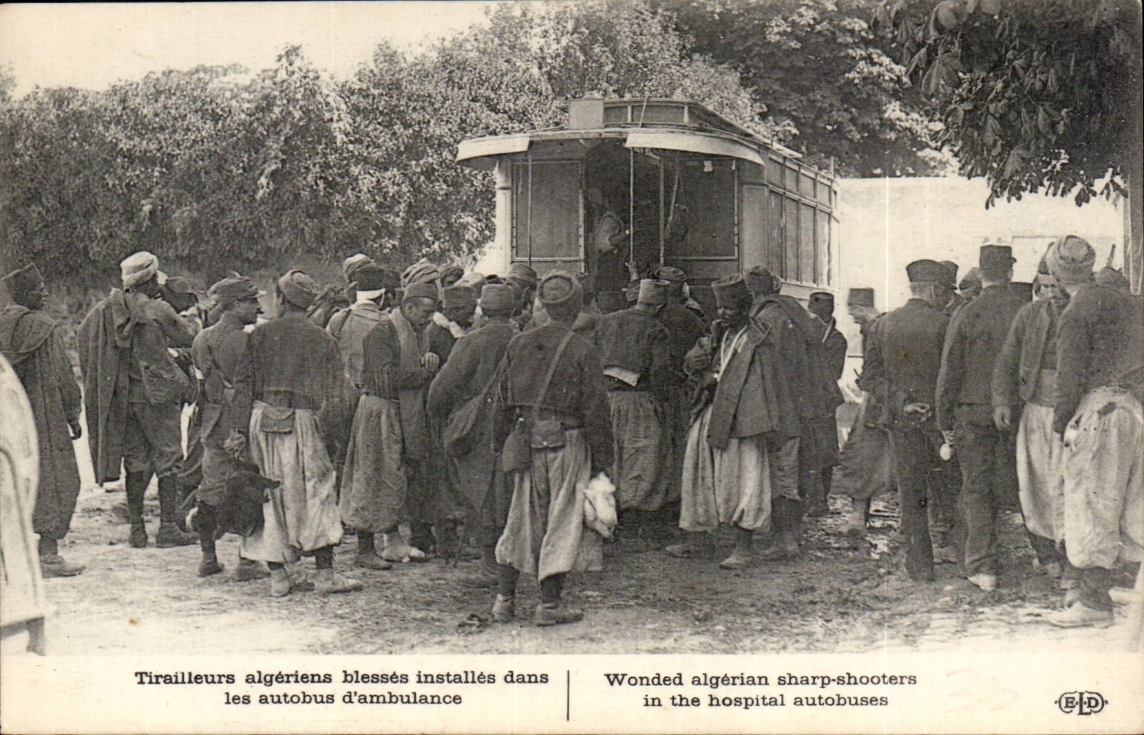 CPA Militaria Tirailleurs Algerian wound install in the buses of ambulance