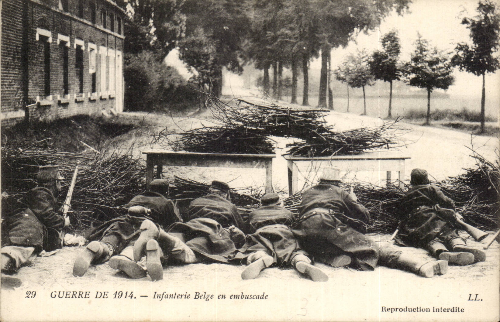 CPA Belgian Militaria Infantry in ambush