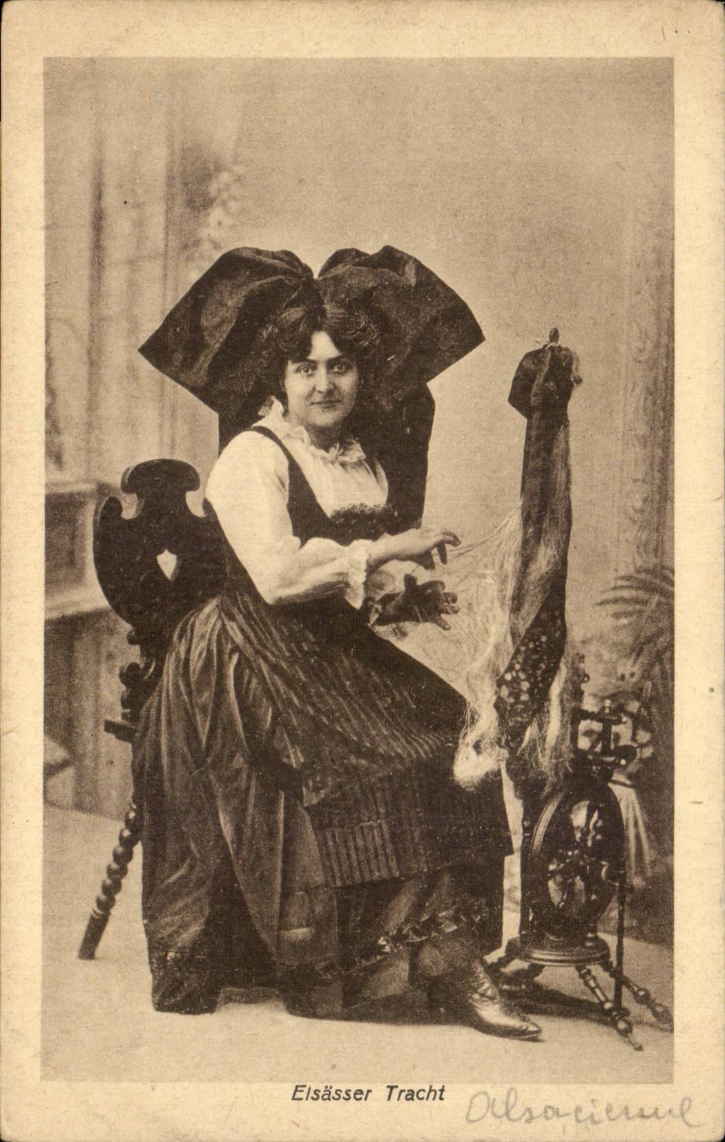 CPA Elsasser Tracht Seilereimaschine (Folklore bedeckt Kostum) mit einer Kappe