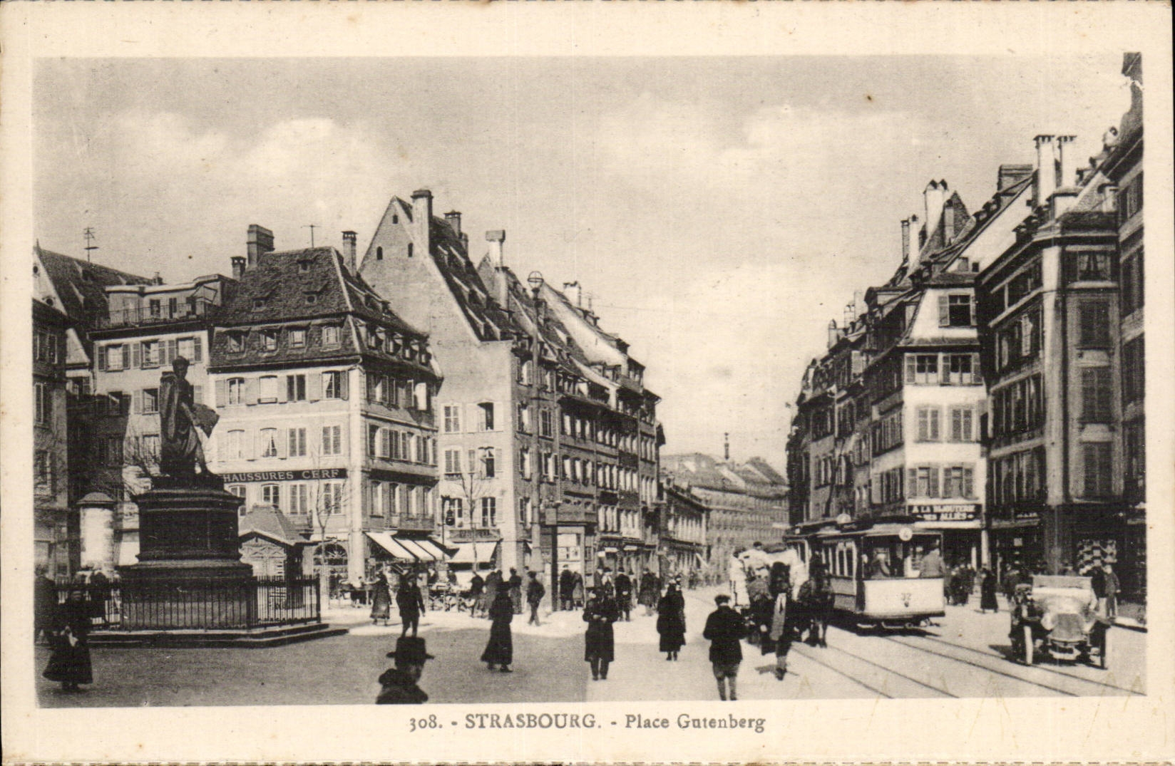 CPA Strasbourg Places Gutenberg (automobile)