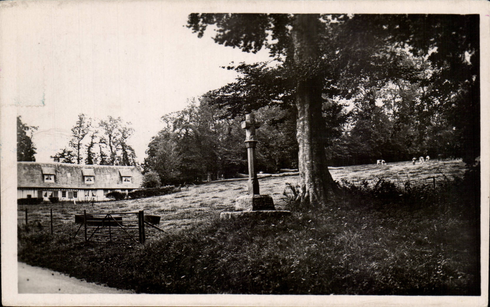 St Aubin on Sea - the Crossroads of the Martyrdom - Exclusiveness Small Tobacco CPA