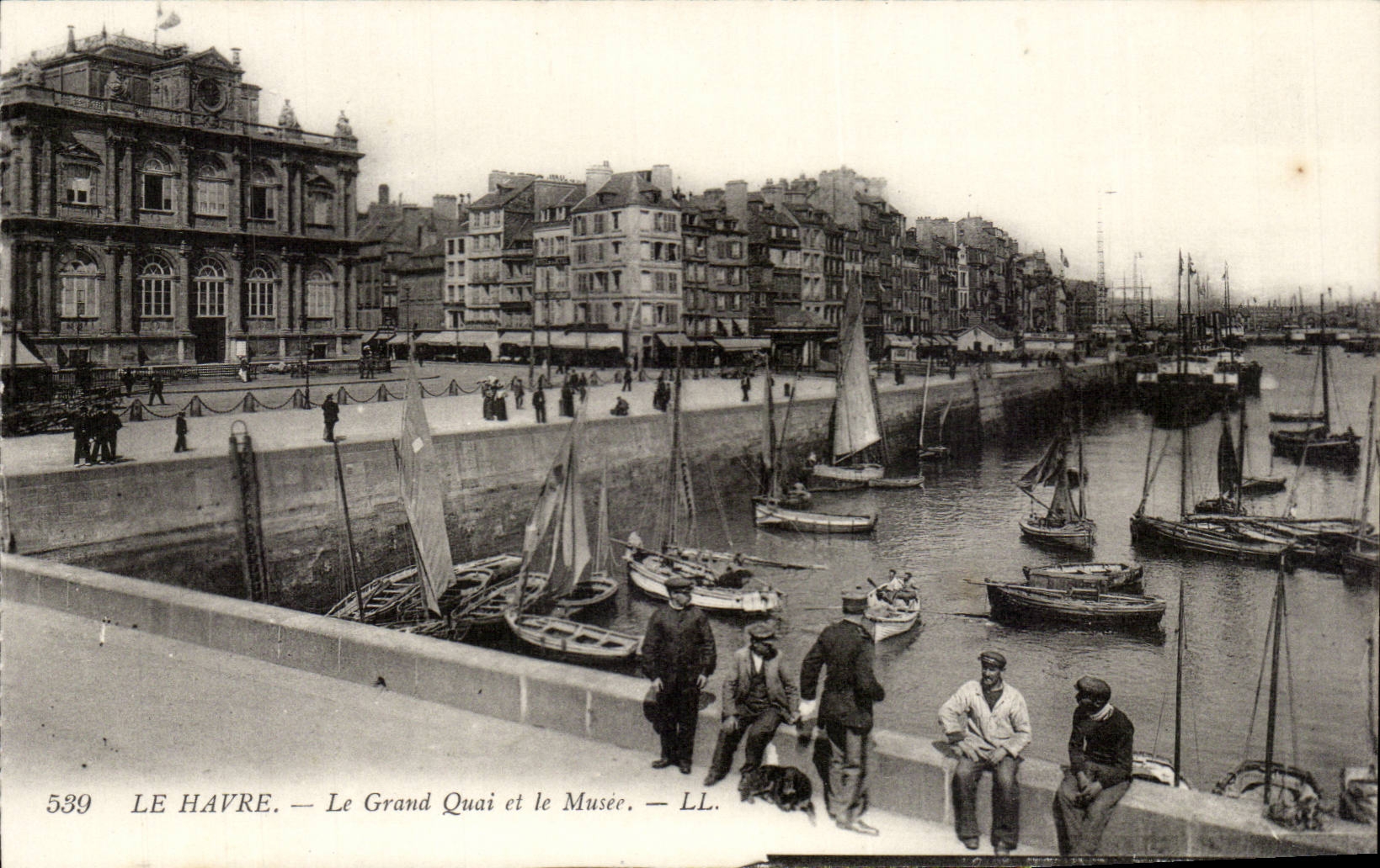 Le Havre - the Large Quay and the Museum - CPA