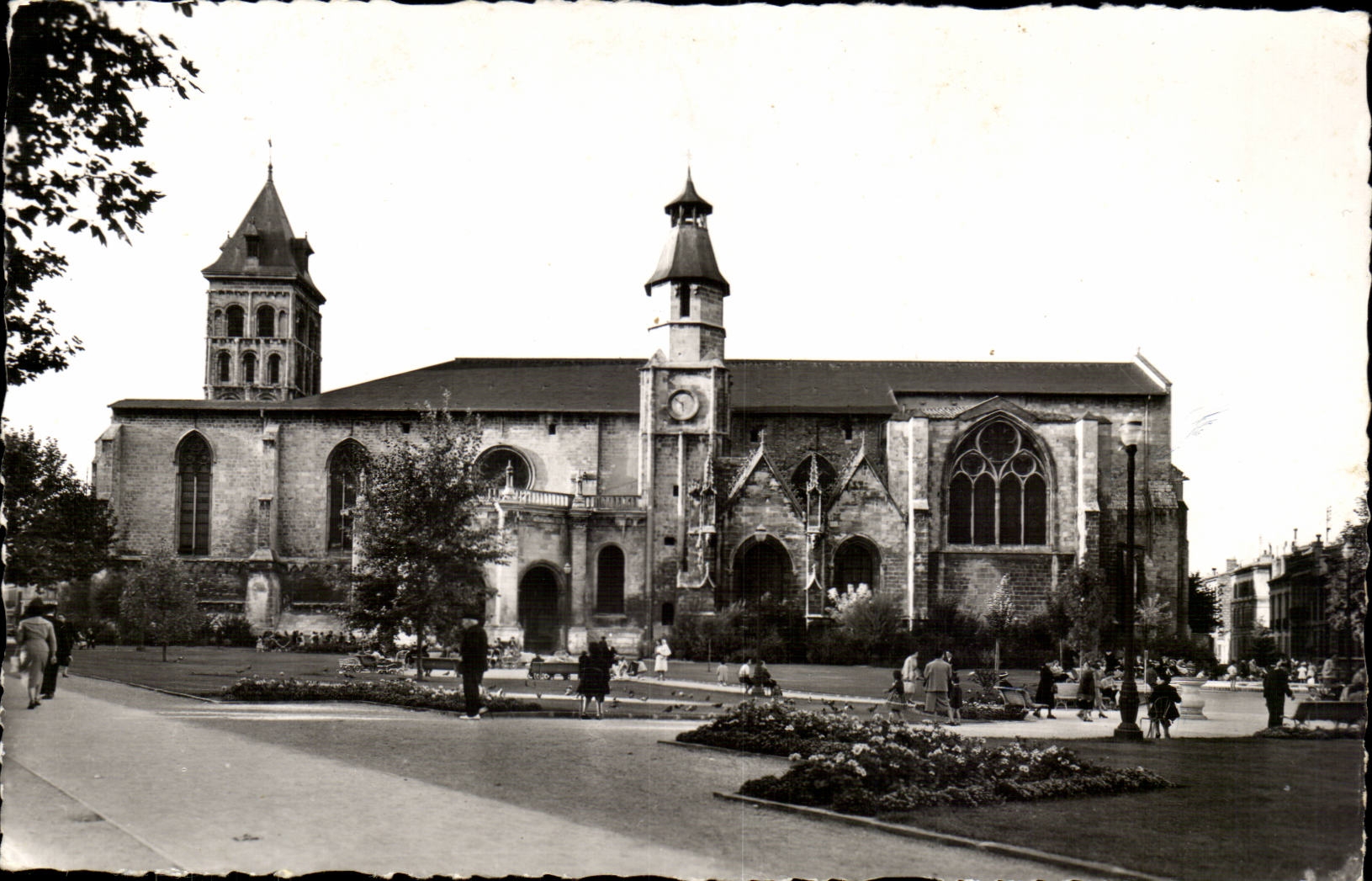 CPSM Bordeaux the basilica Saint Seurin and gardens