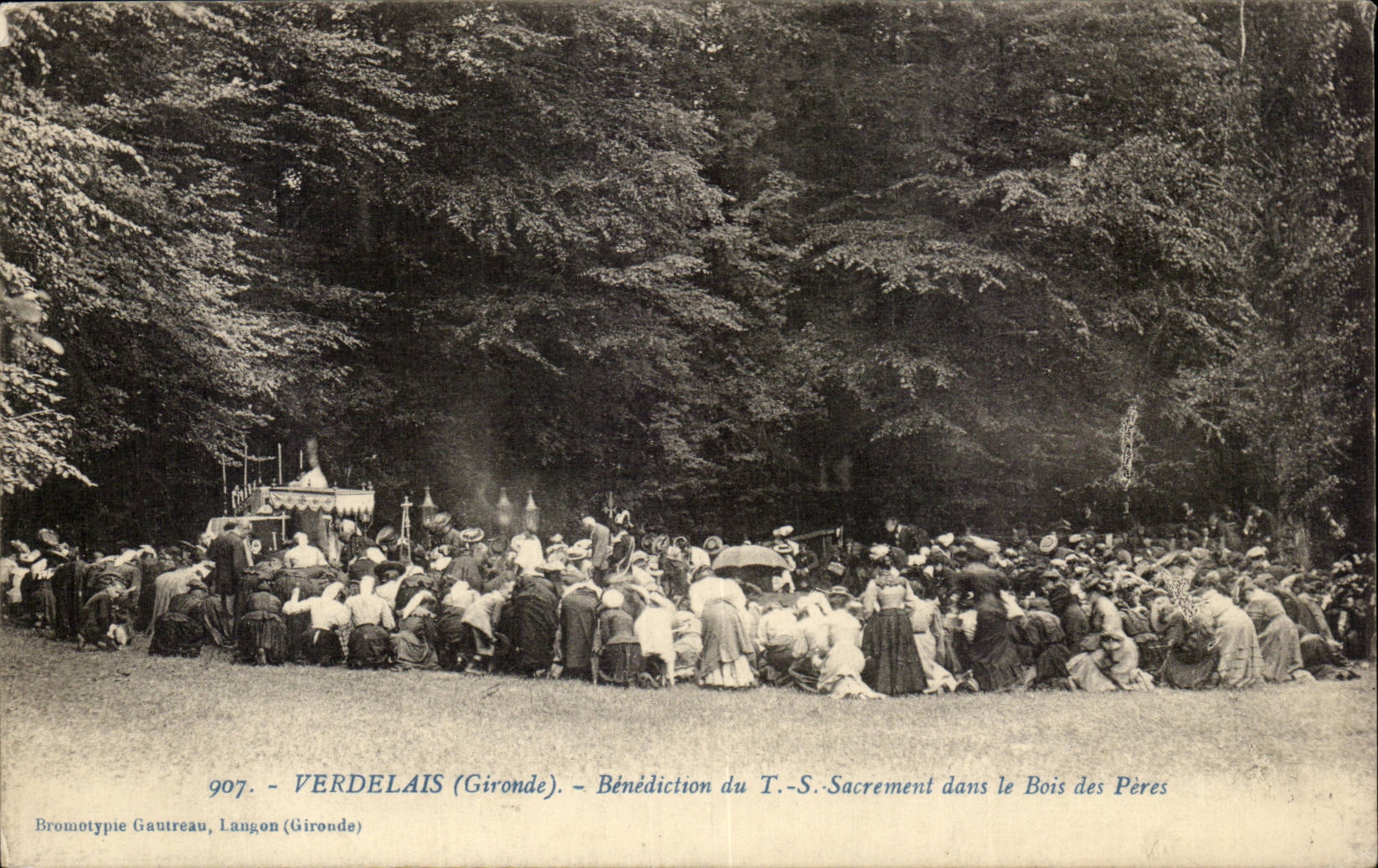 Verdelais CPA Banediction of the TS sacrament in the wood of the Fathers