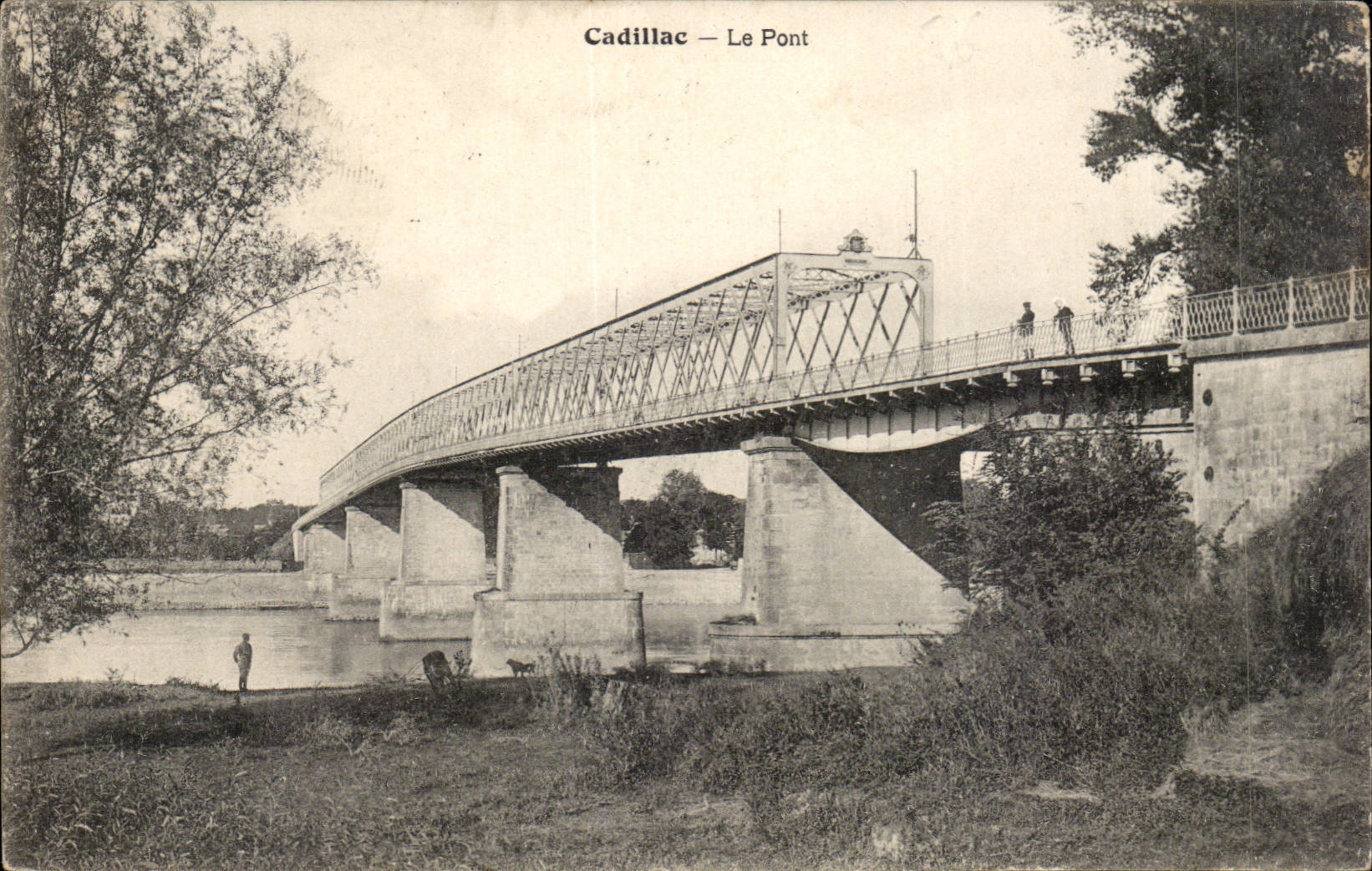Cadillac on the Garonne CPA the bridge (bridge)